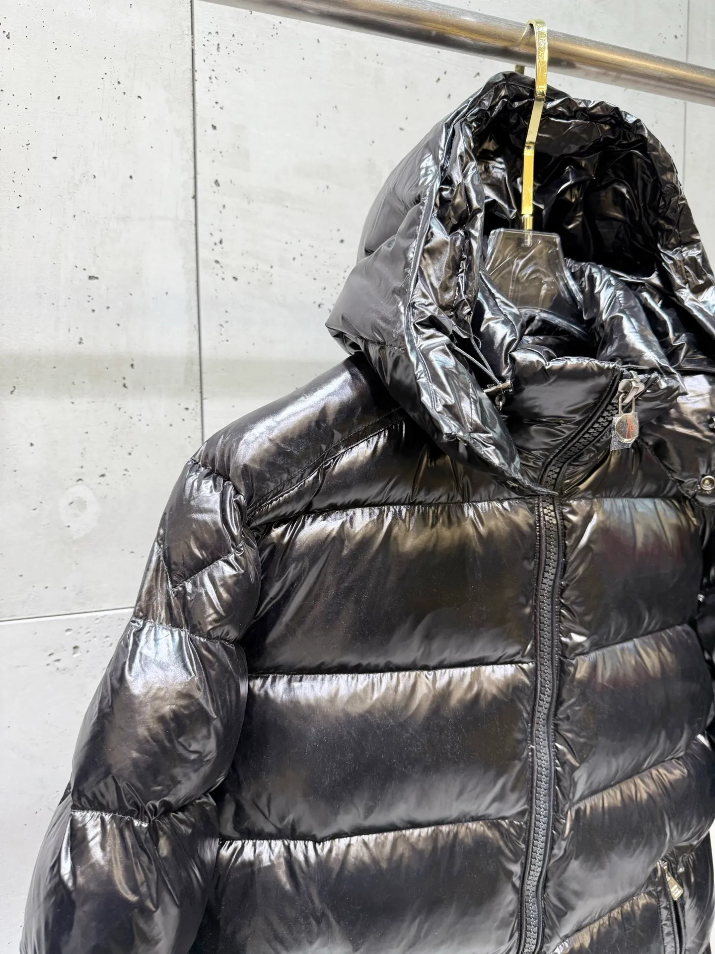 P680 Monce Mouth Moncler #MAYA Maya Eason Chan Down Jacket Description: Influenced by the iconic outerwear of the 1980s, the Maya jacket revisits looks from the Moncler archives with modern style and cutting-edge elements, the result of the brand's expertise in ski equipment. Whether in sports or clothing style, this jacket with high performance and positive spirit has all the elements that a winner strongly demands to win the championship. Material process analysis: 1️⃣Original Nfc inductive anti-counterfeiting chip 2️⃣National standard 90% pure white goose down, exclusive use of top down on the market, never blown goose down and a series of misunderstandings 3️⃣ Fabric: 100% nylon; Lining: 100% nylon , one of the best on the market, everything is customized according to the original version. 4⃣️The electroplated hardware is produced by the original processing factory, all customized by the original factory, and is not available in various market versions. 5⃣️Produced by the same OEM factory as Mani, it has always been unambiguous in terms of quality. Everyone knows about the workmanship, QA and Qc quality inspection of the workers when shipping from a large factory. It is not comparable to small factories in the market.                                        Color: Black Size: 1-6