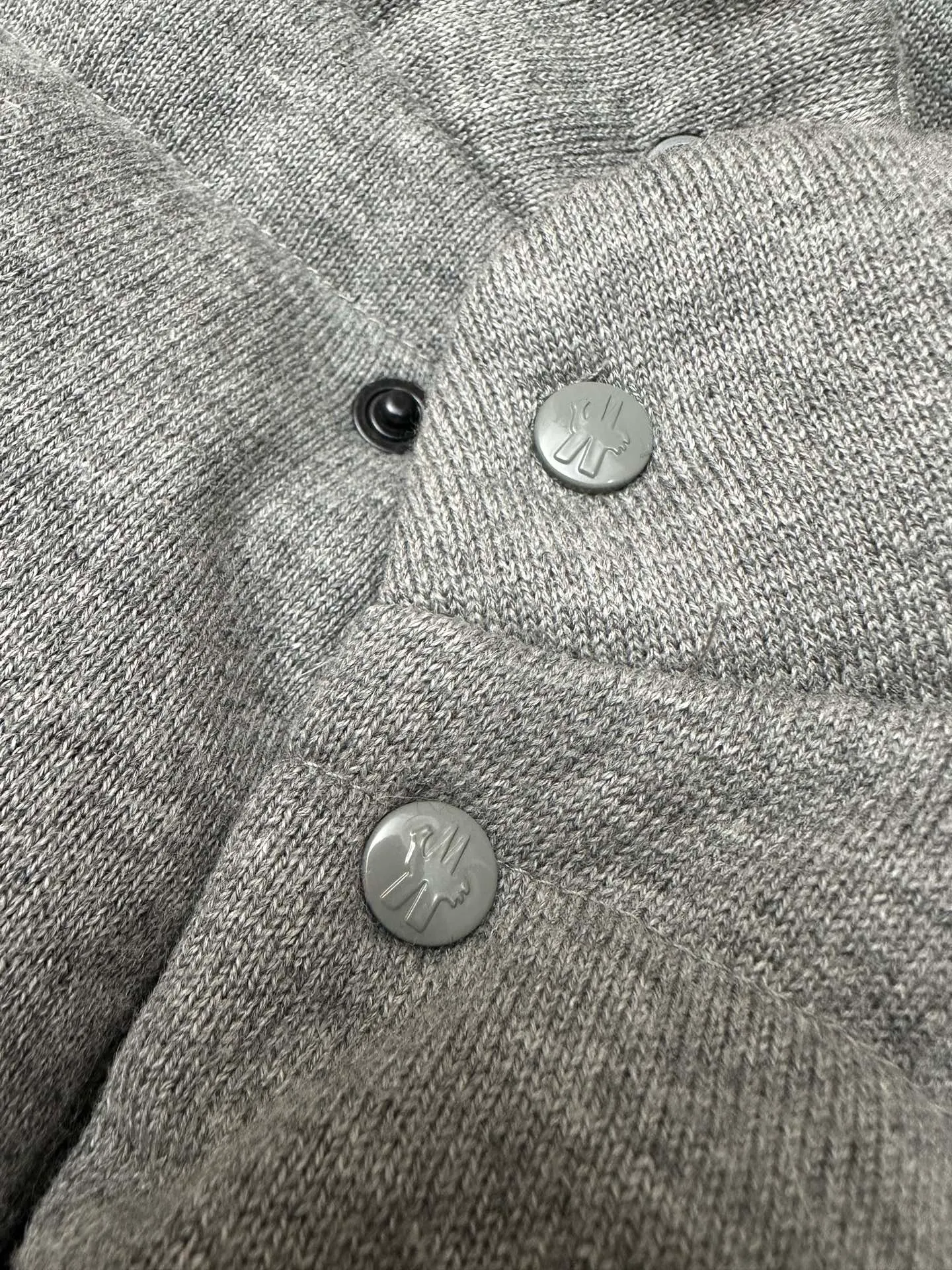 P760 MONCLER cotton embroidered down vest Fabric selection: Lightweight knitted fabric made of 100% cotton fiber. The fiber characteristics are soft to the touch. The knitted structure gives the fabric a certain degree of elasticity in the horizontal and vertical directions. Even though it is a down vest, it can move freely without any sense of restraint. The air circulates freely between the coils and has good breathability. It is not easy to accumulate moisture inside, improving the wearing experience. Lining fabric: The high-density lining is woven with ultra-fine nylon denier, with a thickness of 0.08mm to avoid increasing the overall weight and making it smooth to wear. The high-density woven structure forms a wind resistance layer to protect the thermal efficiency of the thermal layer from loss. It can also withstand the expansion pressure of down and prevent deformation and damage after long-term use.  Process: The high-precision computing system of the computerized embroidery machine controls the coordinated operation of the machine head, needle bar, and bobbin. The fabric frame moves accurately in the horizontal and vertical directions to form a stitch track. The upper and lower thread tensions are adjusted to ensure that the stitches are smooth and free of floating threads. The chest, lower front and lower back panels are decorated with three different letter embroideries. The finished product has clear patterns and no burrs on the edges.  90 national standard high-quality white duck down: Selected high-fill down, with a fill power of 650fp, light and warm, with excellent temperature locking performance and good resilience.  Accessories: One-to-one customized badges, One-to-one customized snaps, One-to-one customized three-label, One-to-one customized zipper pullers SIZE: S M L XL