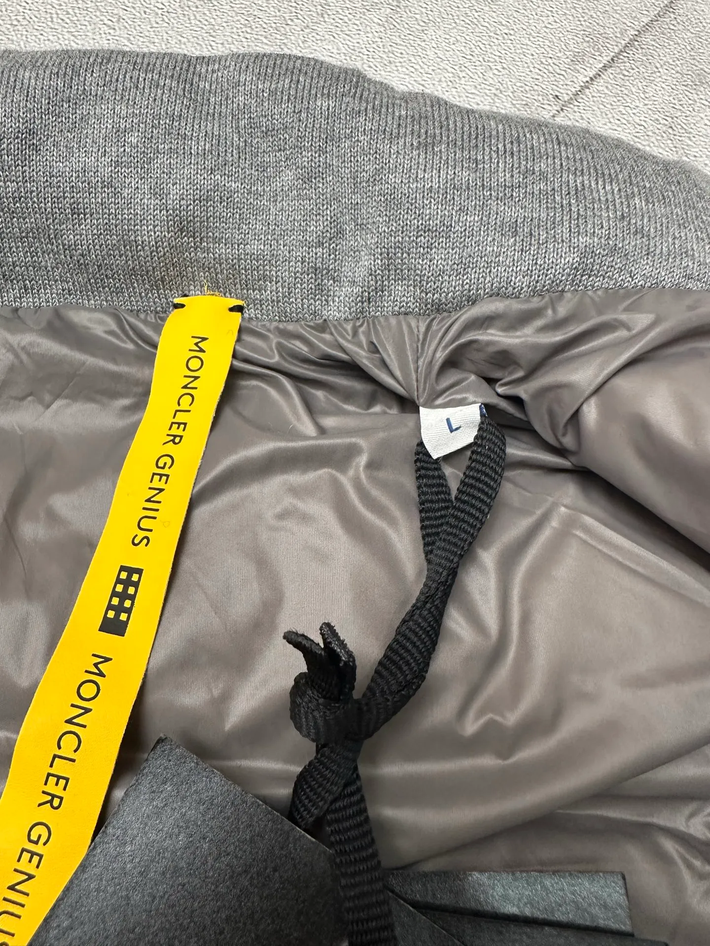 P760 MONCLER cotton embroidered down vest Fabric selection: Lightweight knitted fabric made of 100% cotton fiber. The fiber characteristics are soft to the touch. The knitted structure gives the fabric a certain degree of elasticity in the horizontal and vertical directions. Even though it is a down vest, it can move freely without any sense of restraint. The air circulates freely between the coils and has good breathability. It is not easy to accumulate moisture inside, improving the wearing experience. Lining fabric: The high-density lining is woven with ultra-fine nylon denier, with a thickness of 0.08mm to avoid increasing the overall weight and making it smooth to wear. The high-density woven structure forms a wind resistance layer to protect the thermal efficiency of the thermal layer from loss. It can also withstand the expansion pressure of down and prevent deformation and damage after long-term use.  Process: The high-precision computing system of the computerized embroidery machine controls the coordinated operation of the machine head, needle bar, and bobbin. The fabric frame moves accurately in the horizontal and vertical directions to form a stitch track. The upper and lower thread tensions are adjusted to ensure that the stitches are smooth and free of floating threads. The chest, lower front and lower back panels are decorated with three different letter embroideries. The finished product has clear patterns and no burrs on the edges.  90 national standard high-quality white duck down: Selected high-fill down, with a fill power of 650fp, light and warm, with excellent temperature locking performance and good resilience.  Accessories: One-to-one customized badges, One-to-one customized snaps, One-to-one customized three-label, One-to-one customized zipper pullers SIZE: S M L XL