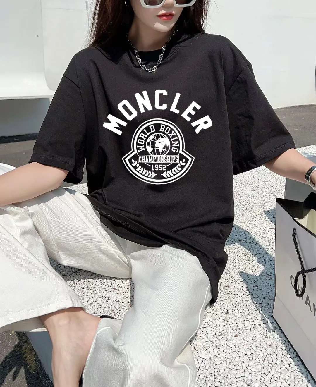 P140 [Moncler] 2025FW short-sleeved T-shirt LOGO printing, high-end 26s double yarn 300g fabric, heavy fabric, custom stretcher rib, same vat and dye, complete three standards, same style for men and women, color: black, white, size: S M L XL 2XL