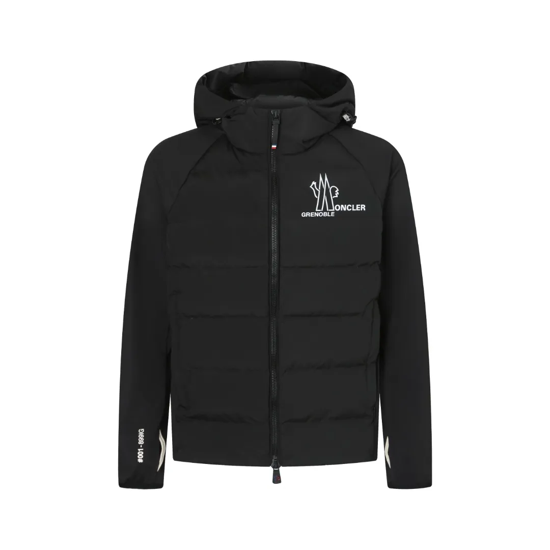 P720 25FW Moncler ✖️RICK OWENS co-branded down jacket Fabric material: The knitted part is woven from fine long-staple cotton single yarn.  Antistatic treatment: Avoid static electricity and dust absorption due to friction.  Anti-pilling treatment: special additives or processes are used to make fibers less likely to tangle into balls.   Peach skin treatment: perform more fine sanding to obtain an extremely delicate touch like the surface of a peach. At the same time, it is famous for its high-quality white goose down filling, which has excellent thermal insulation effect.  The abstract logo printing on the chest uses a combination of imported environmentally friendly glue technology and three-dimensional flocking - the main pattern uses fine glue to outline sharp lines, and the edges present a matte matte texture. The letters use micro-three-dimensional flocking technology. Deconstructive tailoring: Rick Owens' signature three-dimensional quilting technology combines laser cutting with hand-quilting to completely revolutionize the bulky feel of traditional down jackets. The slim silhouette combines sports functionality with the neat lines of high fashion.  Customized two-way YKK zippers, reflective strips on the brim, hidden snow skirt design, and even the cuff ribs are 3D woven, taking into account outdoor protection and a comfortable fit for daily wear.   Size: S M L XL
