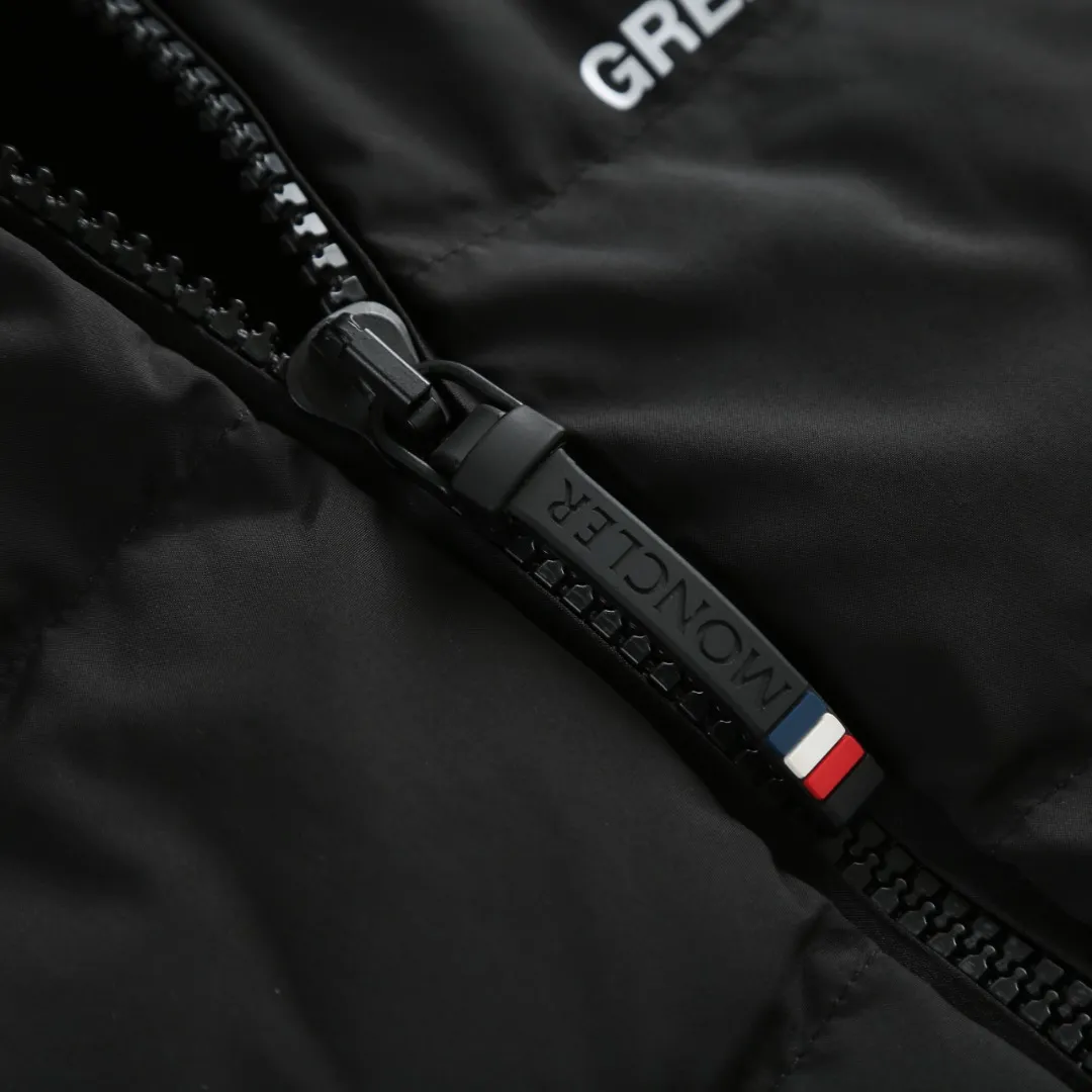 P720 25FW Moncler ✖️RICK OWENS co-branded down jacket Fabric material: The knitted part is woven from fine long-staple cotton single yarn.  Antistatic treatment: Avoid static electricity and dust absorption due to friction.  Anti-pilling treatment: special additives or processes are used to make fibers less likely to tangle into balls.   Peach skin treatment: perform more fine sanding to obtain an extremely delicate touch like the surface of a peach. At the same time, it is famous for its high-quality white goose down filling, which has excellent thermal insulation effect.  The abstract logo printing on the chest uses a combination of imported environmentally friendly glue technology and three-dimensional flocking - the main pattern uses fine glue to outline sharp lines, and the edges present a matte matte texture. The letters use micro-three-dimensional flocking technology. Deconstructive tailoring: Rick Owens' signature three-dimensional quilting technology combines laser cutting with hand-quilting to completely revolutionize the bulky feel of traditional down jackets. The slim silhouette combines sports functionality with the neat lines of high fashion.  Customized two-way YKK zippers, reflective strips on the brim, hidden snow skirt design, and even the cuff ribs are 3D woven, taking into account outdoor protection and a comfortable fit for daily wear.   Size: S M L XL