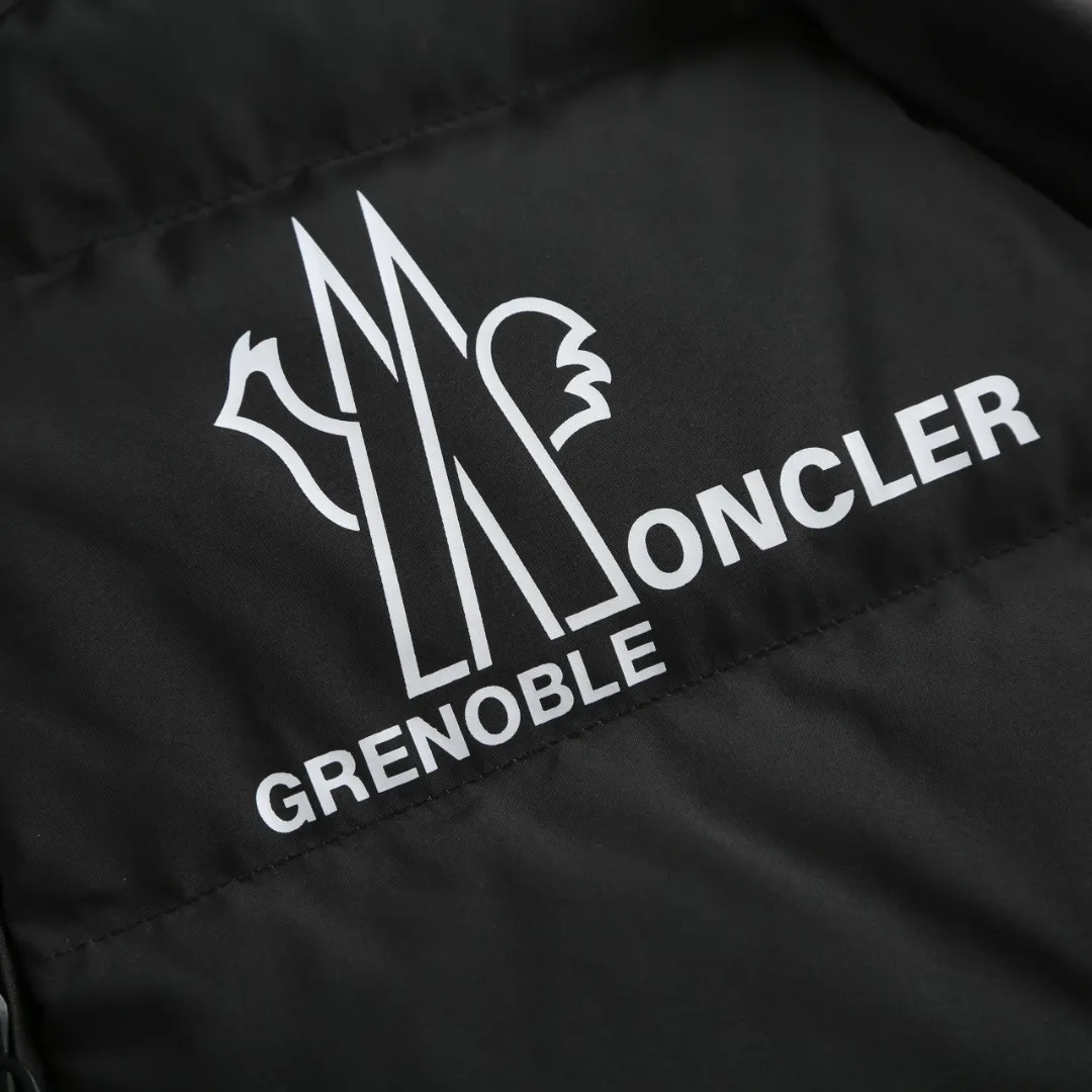 P720 25FW Moncler ✖️RICK OWENS co-branded down jacket Fabric material: The knitted part is woven from fine long-staple cotton single yarn.  Antistatic treatment: Avoid static electricity and dust absorption due to friction.  Anti-pilling treatment: special additives or processes are used to make fibers less likely to tangle into balls.   Peach skin treatment: perform more fine sanding to obtain an extremely delicate touch like the surface of a peach. At the same time, it is famous for its high-quality white goose down filling, which has excellent thermal insulation effect.  The abstract logo printing on the chest uses a combination of imported environmentally friendly glue technology and three-dimensional flocking - the main pattern uses fine glue to outline sharp lines, and the edges present a matte matte texture. The letters use micro-three-dimensional flocking technology. Deconstructive tailoring: Rick Owens' signature three-dimensional quilting technology combines laser cutting with hand-quilting to completely revolutionize the bulky feel of traditional down jackets. The slim silhouette combines sports functionality with the neat lines of high fashion.  Customized two-way YKK zippers, reflective strips on the brim, hidden snow skirt design, and even the cuff ribs are 3D woven, taking into account outdoor protection and a comfortable fit for daily wear.   Size: S M L XL