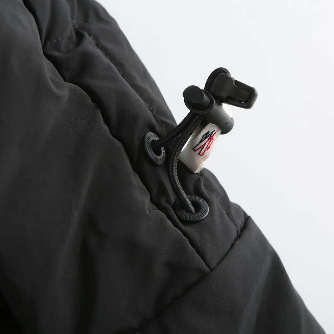 P720 25FW Moncler ✖️RICK OWENS co-branded down jacket Fabric material: The knitted part is woven from fine long-staple cotton single yarn.  Antistatic treatment: Avoid static electricity and dust absorption due to friction.  Anti-pilling treatment: special additives or processes are used to make fibers less likely to tangle into balls.   Peach skin treatment: perform more fine sanding to obtain an extremely delicate touch like the surface of a peach. At the same time, it is famous for its high-quality white goose down filling, which has excellent thermal insulation effect.  The abstract logo printing on the chest uses a combination of imported environmentally friendly glue technology and three-dimensional flocking - the main pattern uses fine glue to outline sharp lines, and the edges present a matte matte texture. The letters use micro-three-dimensional flocking technology. Deconstructive tailoring: Rick Owens' signature three-dimensional quilting technology combines laser cutting with hand-quilting to completely revolutionize the bulky feel of traditional down jackets. The slim silhouette combines sports functionality with the neat lines of high fashion.  Customized two-way YKK zippers, reflective strips on the brim, hidden snow skirt design, and even the cuff ribs are 3D woven, taking into account outdoor protection and a comfortable fit for daily wear.   Size: S M L XL
