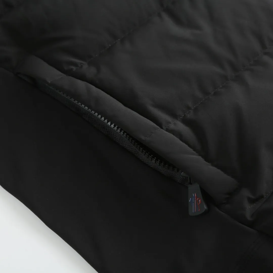 P720 25FW Moncler ✖️RICK OWENS co-branded down jacket Fabric material: The knitted part is woven from fine long-staple cotton single yarn.  Antistatic treatment: Avoid static electricity and dust absorption due to friction.  Anti-pilling treatment: special additives or processes are used to make fibers less likely to tangle into balls.   Peach skin treatment: perform more fine sanding to obtain an extremely delicate touch like the surface of a peach. At the same time, it is famous for its high-quality white goose down filling, which has excellent thermal insulation effect.  The abstract logo printing on the chest uses a combination of imported environmentally friendly glue technology and three-dimensional flocking - the main pattern uses fine glue to outline sharp lines, and the edges present a matte matte texture. The letters use micro-three-dimensional flocking technology. Deconstructive tailoring: Rick Owens' signature three-dimensional quilting technology combines laser cutting with hand-quilting to completely revolutionize the bulky feel of traditional down jackets. The slim silhouette combines sports functionality with the neat lines of high fashion.  Customized two-way YKK zippers, reflective strips on the brim, hidden snow skirt design, and even the cuff ribs are 3D woven, taking into account outdoor protection and a comfortable fit for daily wear.   Size: S M L XL