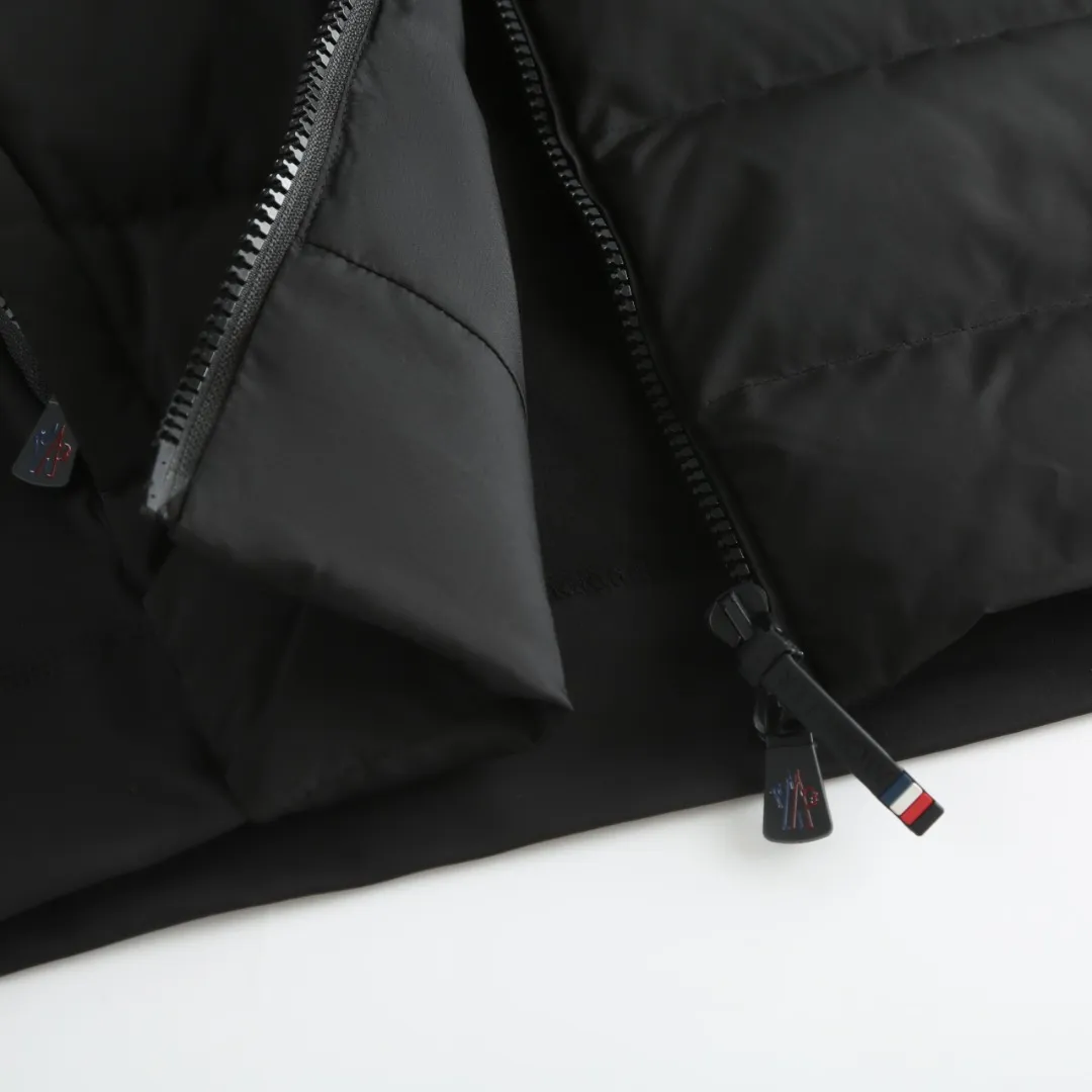 P720 25FW Moncler ✖️RICK OWENS co-branded down jacket Fabric material: The knitted part is woven from fine long-staple cotton single yarn.  Antistatic treatment: Avoid static electricity and dust absorption due to friction.  Anti-pilling treatment: special additives or processes are used to make fibers less likely to tangle into balls.   Peach skin treatment: perform more fine sanding to obtain an extremely delicate touch like the surface of a peach. At the same time, it is famous for its high-quality white goose down filling, which has excellent thermal insulation effect.  The abstract logo printing on the chest uses a combination of imported environmentally friendly glue technology and three-dimensional flocking - the main pattern uses fine glue to outline sharp lines, and the edges present a matte matte texture. The letters use micro-three-dimensional flocking technology. Deconstructive tailoring: Rick Owens' signature three-dimensional quilting technology combines laser cutting with hand-quilting to completely revolutionize the bulky feel of traditional down jackets. The slim silhouette combines sports functionality with the neat lines of high fashion.  Customized two-way YKK zippers, reflective strips on the brim, hidden snow skirt design, and even the cuff ribs are 3D woven, taking into account outdoor protection and a comfortable fit for daily wear.   Size: S M L XL