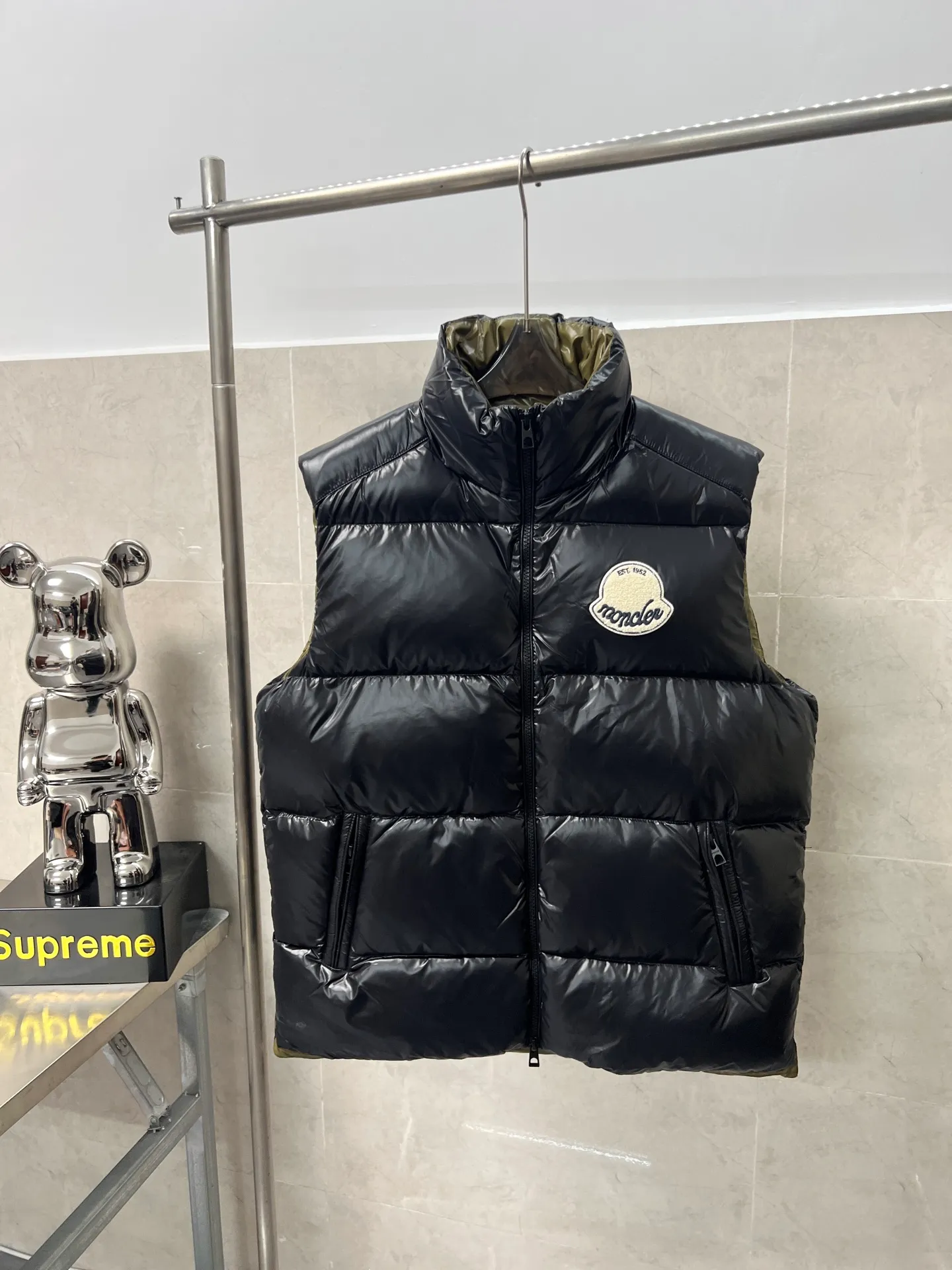 P760 Moncler's new Men's Tripiti short down jacket vest is made of functional glossy nylon fabric. It is comfortable and warm without being heavy. The chenille logo patch highlights the brand essence. The upper body is high-end and atmospheric. It is a must-have for winter. The high version can be compared at will. The same style for men and women. Three standards are complete. Color: black, apricot, size: 1 2 3 4 5