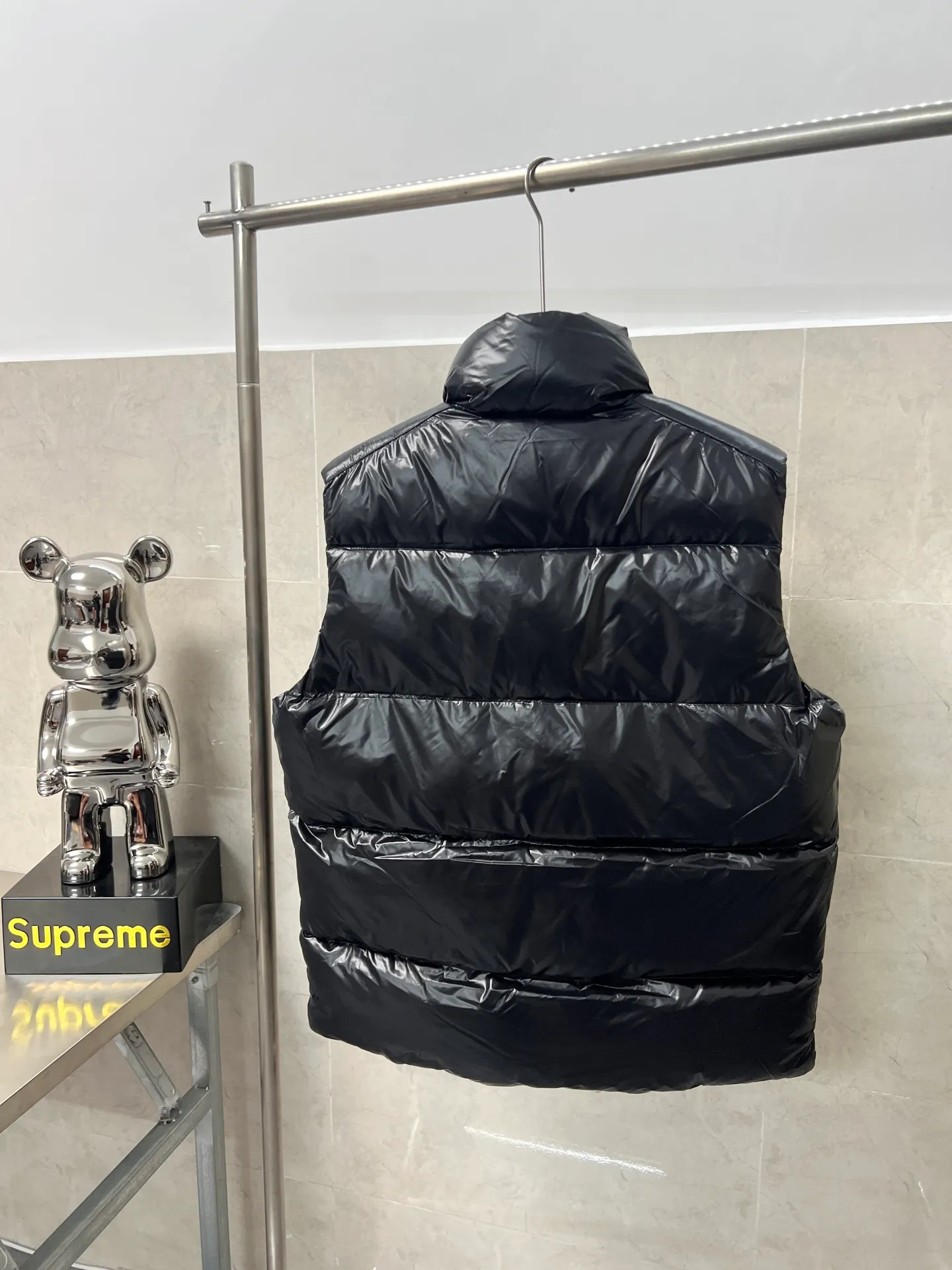 P760 Moncler's new Men's Tripiti short down jacket vest is made of functional glossy nylon fabric. It is comfortable and warm without being heavy. The chenille logo patch highlights the brand essence. The upper body is high-end and atmospheric. It is a must-have for winter. The high version can be compared at will. The same style for men and women. Three standards are complete. Color: black, apricot, size: 1 2 3 4 5