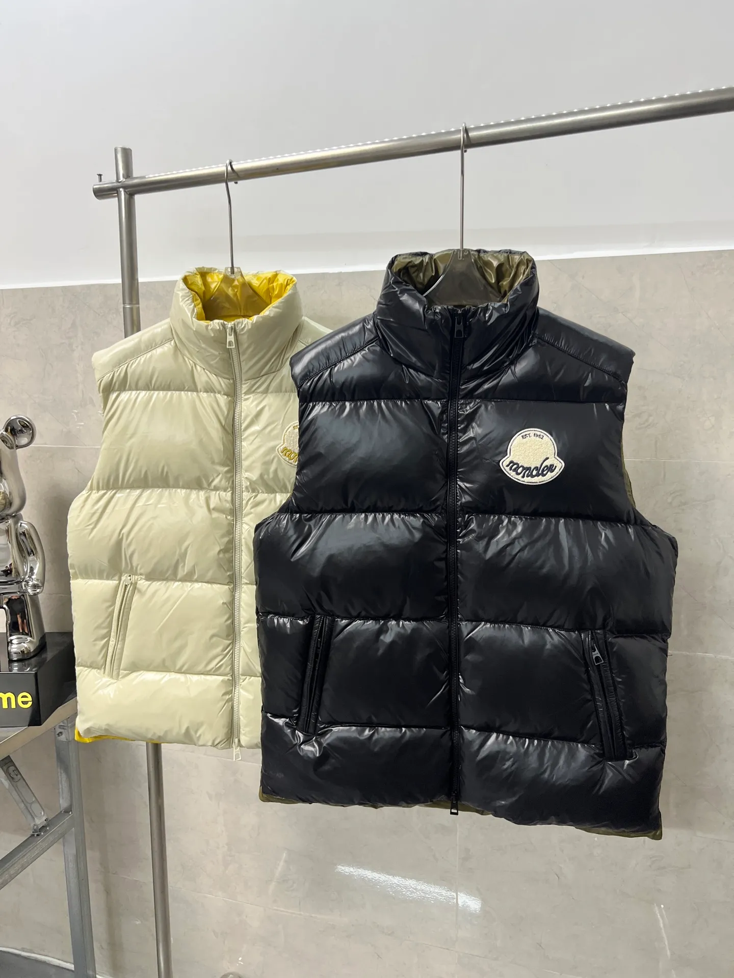 P760 Moncler's new Men's Tripiti short down jacket vest is made of functional glossy nylon fabric. It is comfortable and warm without being heavy. The chenille logo patch highlights the brand essence. The upper body is high-end and atmospheric. It is a must-have for winter. The high version can be compared at will. The same style for men and women. Three standards are complete. Color: black, apricot, size: 1 2 3 4 5