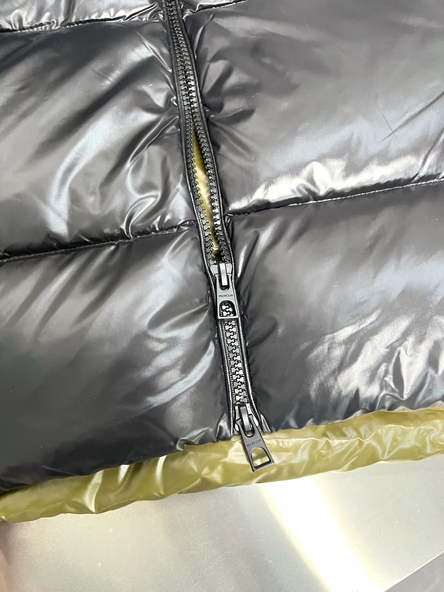 P760 Moncler's new Men's Tripiti short down jacket vest is made of functional glossy nylon fabric. It is comfortable and warm without being heavy. The chenille logo patch highlights the brand essence. The upper body is high-end and atmospheric. It is a must-have for winter. The high version can be compared at will. The same style for men and women. Three standards are complete. Color: black, apricot, size: 1 2 3 4 5