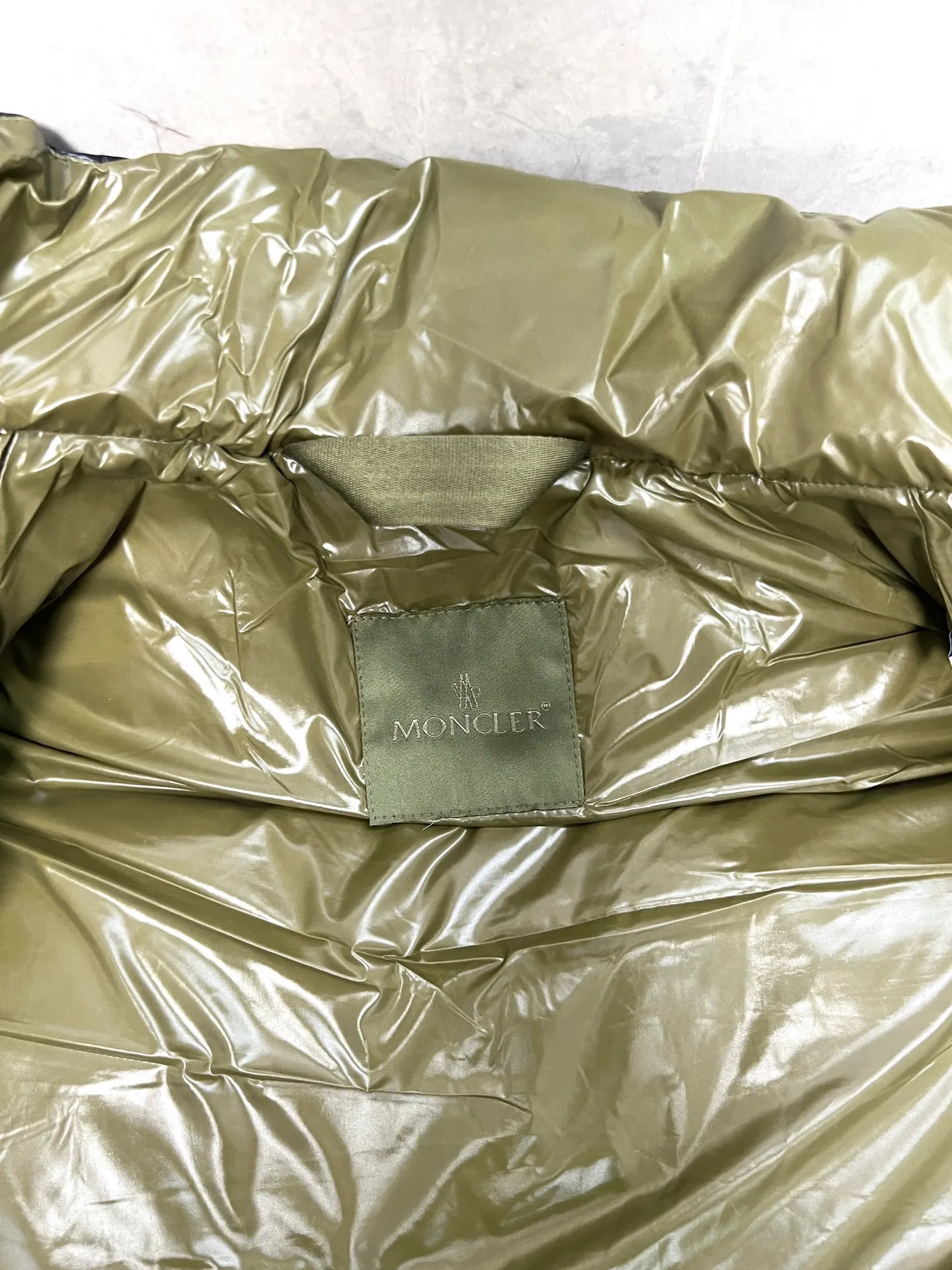 P760 Moncler's new Men's Tripiti short down jacket vest is made of functional glossy nylon fabric. It is comfortable and warm without being heavy. The chenille logo patch highlights the brand essence. The upper body is high-end and atmospheric. It is a must-have for winter. The high version can be compared at will. The same style for men and women. Three standards are complete. Color: black, apricot, size: 1 2 3 4 5