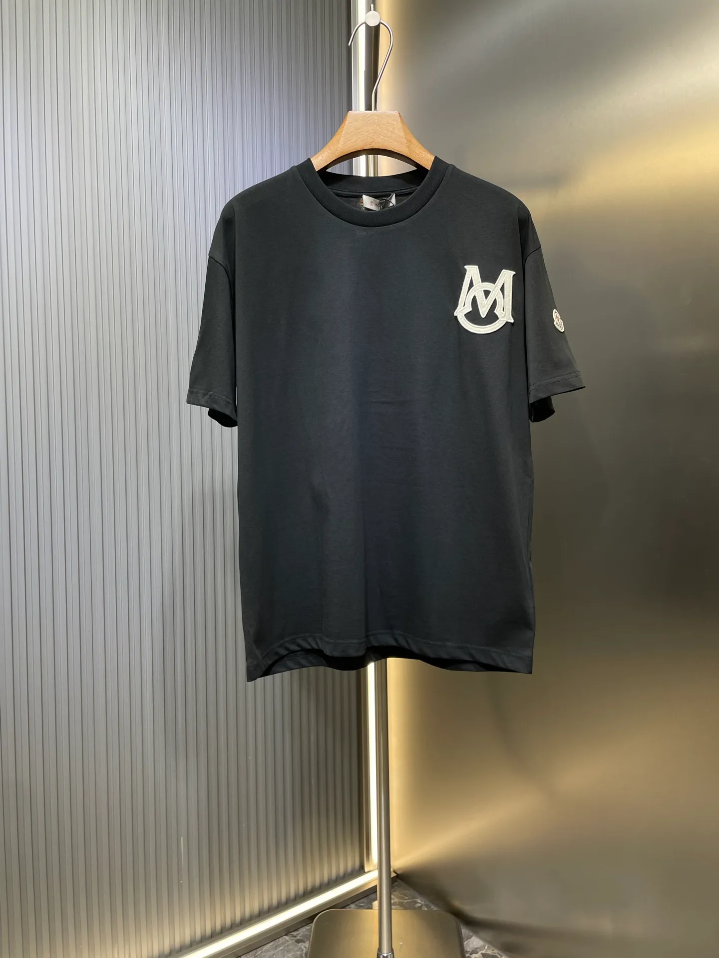 P250 MONCLER 🌟[Top original order] Mongolian embroidered seal logo short-sleeved fabric: Made of 20-count plain weave fabric, the fabric weighs 220 grams, and the fabric is washed to fix the pattern and color. The thread is matched with 1*1 double yarn thread 260 grams. Accessories: The embroidered chapters are completely embroidered using imported machines, and the size and color of each chapter are consistent with the original. This T-shirt is a basic wardrobe item with a classic round neck and short sleeve design. Crafted from cotton jersey, it features a bold monogram patch on the chest. Made of cotton jersey, crew neck, short sleeves, monogrammed patch.  size：s-xl