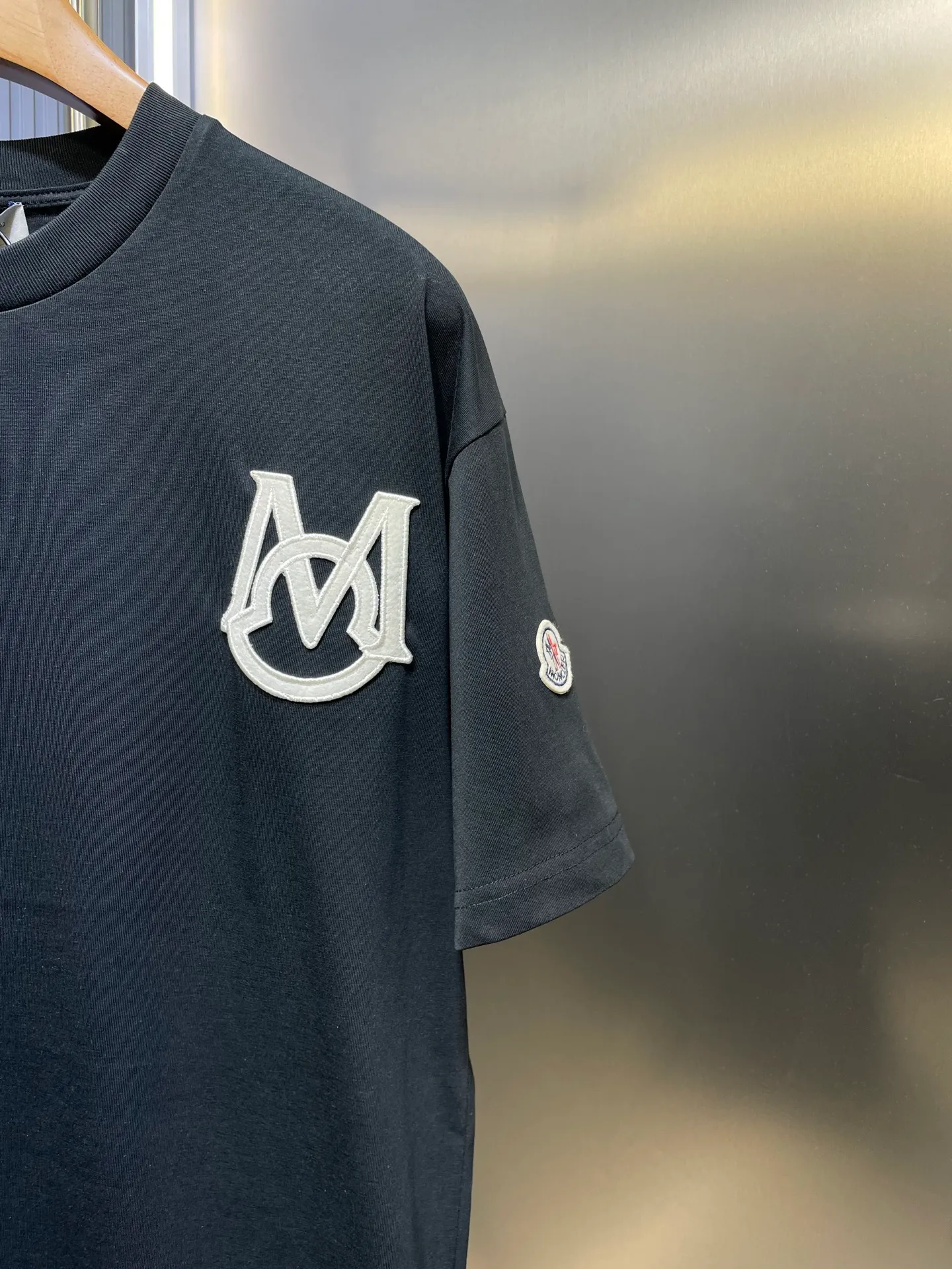 P250 MONCLER 🌟[Top original order] Mongolian embroidered seal logo short-sleeved fabric: Made of 20-count plain weave fabric, the fabric weighs 220 grams, and the fabric is washed to fix the pattern and color. The thread is matched with 1*1 double yarn thread 260 grams. Accessories: The embroidered chapters are completely embroidered using imported machines, and the size and color of each chapter are consistent with the original. This T-shirt is a basic wardrobe item with a classic round neck and short sleeve design. Crafted from cotton jersey, it features a bold monogram patch on the chest. Made of cotton jersey, crew neck, short sleeves, monogrammed patch.  size：s-xl