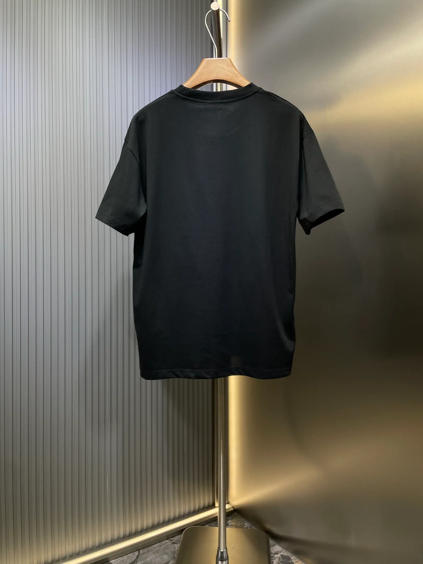 P250 MONCLER 🌟[Top original order] Mongolian embroidered seal logo short-sleeved fabric: Made of 20-count plain weave fabric, the fabric weighs 220 grams, and the fabric is washed to fix the pattern and color. The thread is matched with 1*1 double yarn thread 260 grams. Accessories: The embroidered chapters are completely embroidered using imported machines, and the size and color of each chapter are consistent with the original. This T-shirt is a basic wardrobe item with a classic round neck and short sleeve design. Crafted from cotton jersey, it features a bold monogram patch on the chest. Made of cotton jersey, crew neck, short sleeves, monogrammed patch.  size：s-xl