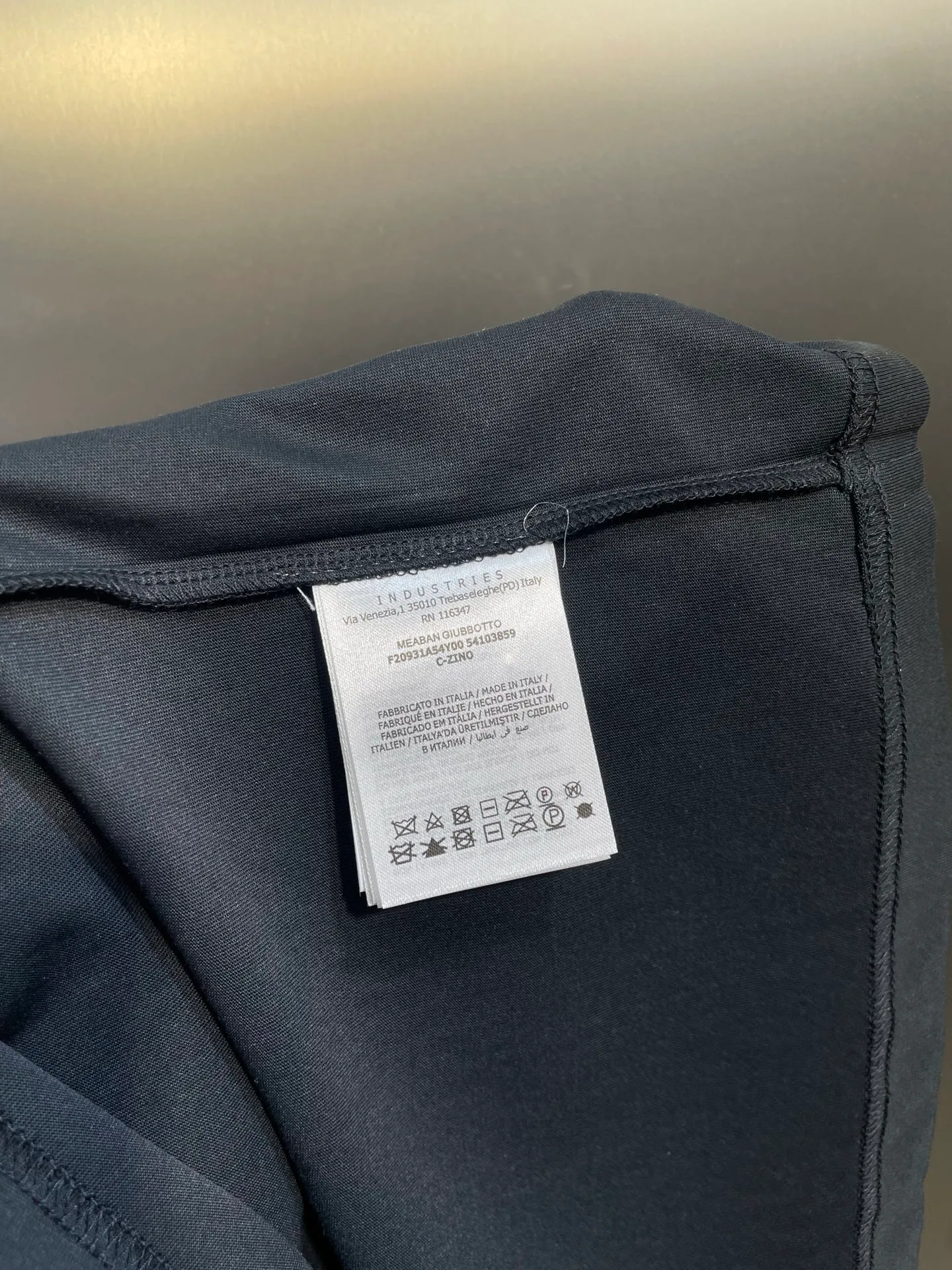 P250 MONCLER 🌟[Top original order] Mongolian embroidered seal logo short-sleeved fabric: Made of 20-count plain weave fabric, the fabric weighs 220 grams, and the fabric is washed to fix the pattern and color. The thread is matched with 1*1 double yarn thread 260 grams. Accessories: The embroidered chapters are completely embroidered using imported machines, and the size and color of each chapter are consistent with the original. This T-shirt is a basic wardrobe item with a classic round neck and short sleeve design. Crafted from cotton jersey, it features a bold monogram patch on the chest. Made of cotton jersey, crew neck, short sleeves, monogrammed patch.  size：s-xl