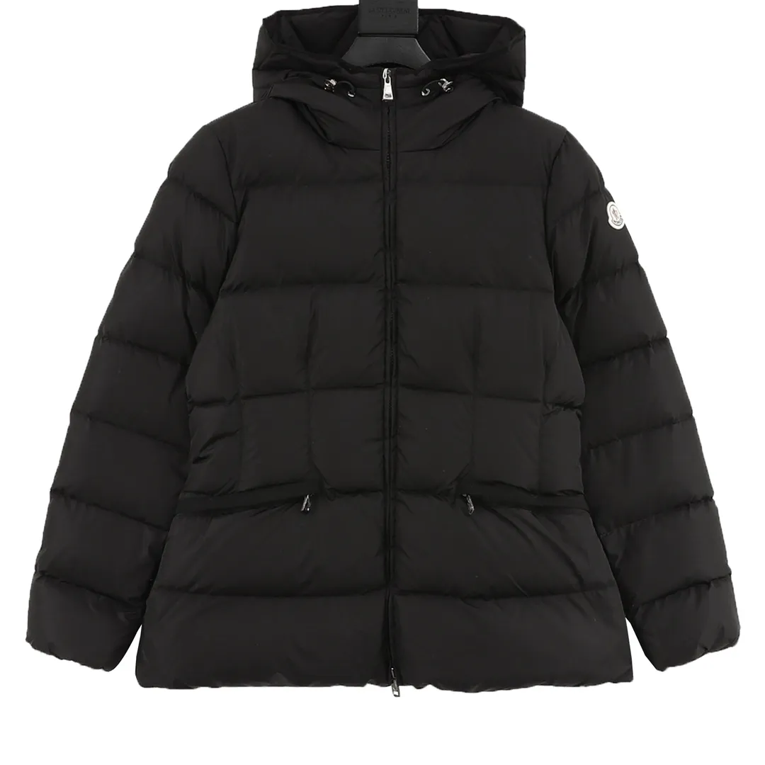 P1220 Moncler Avoce short women's down jacket. ⚠️ Correct cut version, the upper body becomes an ant waist in seconds. Fully three-dimensional cutting. It is different from the random flat cutting styles on the market. The barcode model number is complete and consistent with the official website. The tag has built-in NFC electronic sensor anti-counterfeiting. The factory comes standard with a full set of counter gift box packaging 🎁 The Avoce short down jacket is made of nylon fabric and is a daily design item for women. The Avoce short down jacket is dynamic and elegant, emphasizing the aesthetic style of Moncler's women's collection. Functional nylon fabric provides protection, while a lightweight longue saison lining, adjustable hood and zippered pockets enhance utility. Details •Made from nylon •Longue saison lining •Down filled •Adjustable hood •Zip closure •Zip suit pocket •Elastic waistband with contoured logo buckle •Logo patch size: 1-4