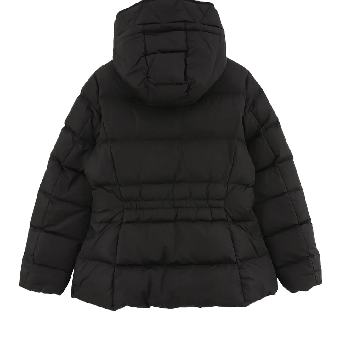 P1220 Moncler Avoce short women's down jacket. ⚠️ Correct cut version, the upper body becomes an ant waist in seconds. Fully three-dimensional cutting. It is different from the random flat cutting styles on the market. The barcode model number is complete and consistent with the official website. The tag has built-in NFC electronic sensor anti-counterfeiting. The factory comes standard with a full set of counter gift box packaging 🎁 The Avoce short down jacket is made of nylon fabric and is a daily design item for women. The Avoce short down jacket is dynamic and elegant, emphasizing the aesthetic style of Moncler's women's collection. Functional nylon fabric provides protection, while a lightweight longue saison lining, adjustable hood and zippered pockets enhance utility. Details •Made from nylon •Longue saison lining •Down filled •Adjustable hood •Zip closure •Zip suit pocket •Elastic waistband with contoured logo buckle •Logo patch size: 1-4