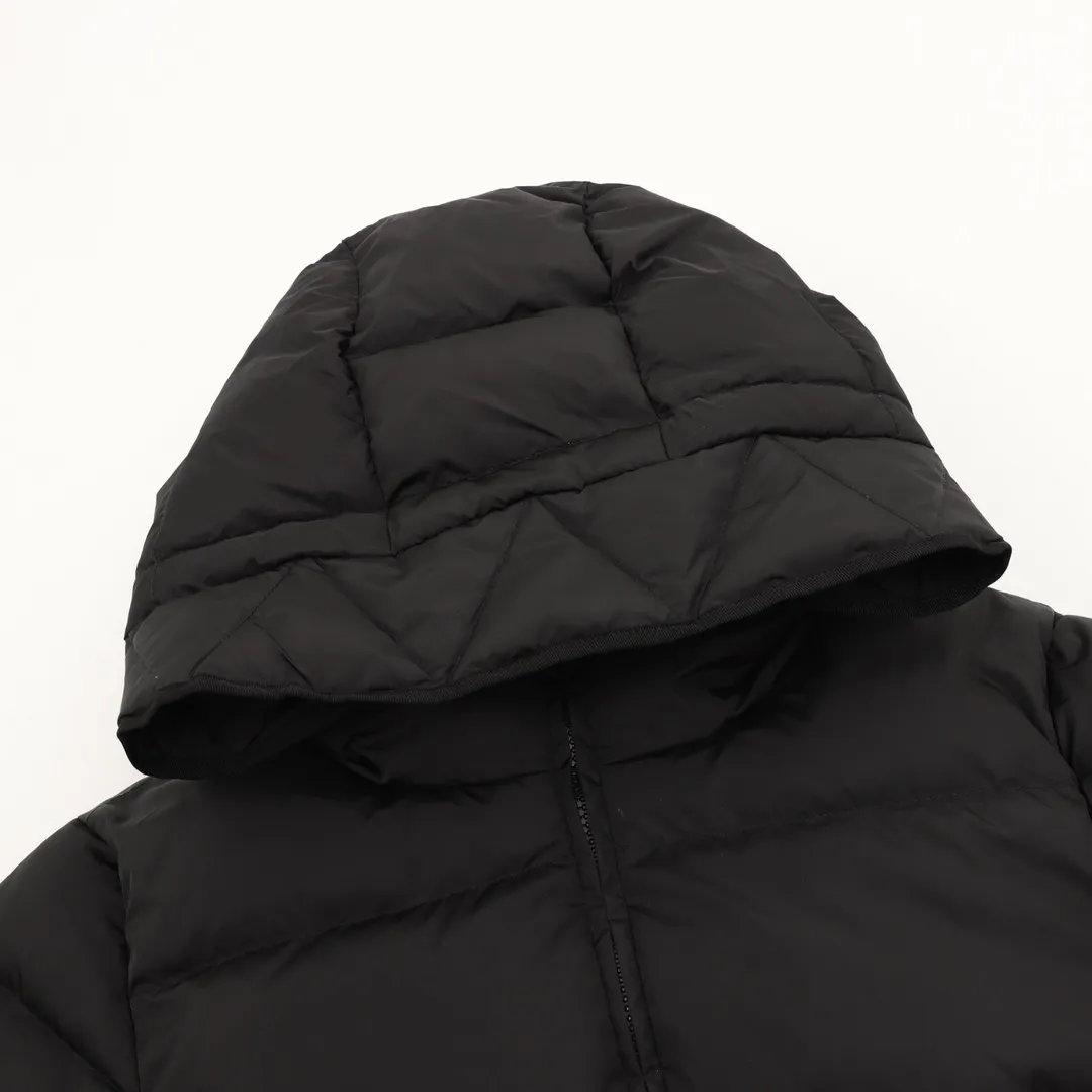 P1220 Moncler Avoce short women's down jacket. ⚠️ Correct cut version, the upper body becomes an ant waist in seconds. Fully three-dimensional cutting. It is different from the random flat cutting styles on the market. The barcode model number is complete and consistent with the official website. The tag has built-in NFC electronic sensor anti-counterfeiting. The factory comes standard with a full set of counter gift box packaging 🎁 The Avoce short down jacket is made of nylon fabric and is a daily design item for women. The Avoce short down jacket is dynamic and elegant, emphasizing the aesthetic style of Moncler's women's collection. Functional nylon fabric provides protection, while a lightweight longue saison lining, adjustable hood and zippered pockets enhance utility. Details •Made from nylon •Longue saison lining •Down filled •Adjustable hood •Zip closure •Zip suit pocket •Elastic waistband with contoured logo buckle •Logo patch size: 1-4