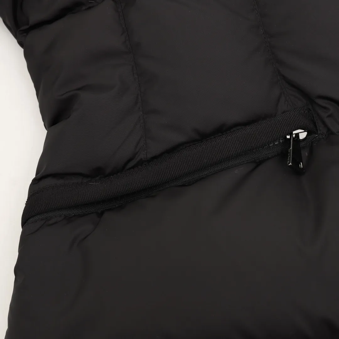 P1220 Moncler Avoce short women's down jacket. ⚠️ Correct cut version, the upper body becomes an ant waist in seconds. Fully three-dimensional cutting. It is different from the random flat cutting styles on the market. The barcode model number is complete and consistent with the official website. The tag has built-in NFC electronic sensor anti-counterfeiting. The factory comes standard with a full set of counter gift box packaging 🎁 The Avoce short down jacket is made of nylon fabric and is a daily design item for women. The Avoce short down jacket is dynamic and elegant, emphasizing the aesthetic style of Moncler's women's collection. Functional nylon fabric provides protection, while a lightweight longue saison lining, adjustable hood and zippered pockets enhance utility. Details •Made from nylon •Longue saison lining •Down filled •Adjustable hood •Zip closure •Zip suit pocket •Elastic waistband with contoured logo buckle •Logo patch size: 1-4
