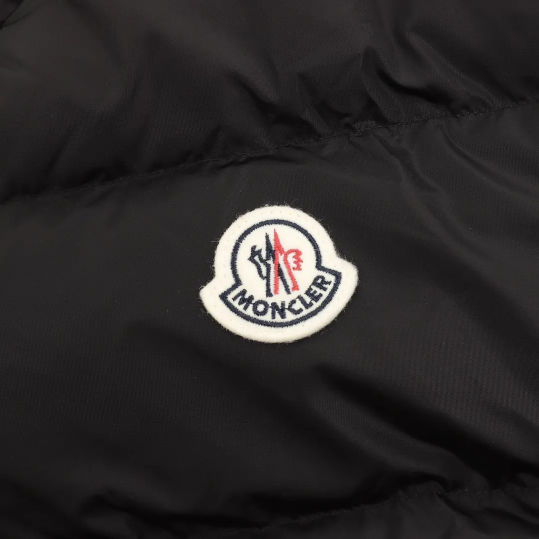 P1220 Moncler Avoce short women's down jacket. ⚠️ Correct cut version, the upper body becomes an ant waist in seconds. Fully three-dimensional cutting. It is different from the random flat cutting styles on the market. The barcode model number is complete and consistent with the official website. The tag has built-in NFC electronic sensor anti-counterfeiting. The factory comes standard with a full set of counter gift box packaging 🎁 The Avoce short down jacket is made of nylon fabric and is a daily design item for women. The Avoce short down jacket is dynamic and elegant, emphasizing the aesthetic style of Moncler's women's collection. Functional nylon fabric provides protection, while a lightweight longue saison lining, adjustable hood and zippered pockets enhance utility. Details •Made from nylon •Longue saison lining •Down filled •Adjustable hood •Zip closure •Zip suit pocket •Elastic waistband with contoured logo buckle •Logo patch size: 1-4