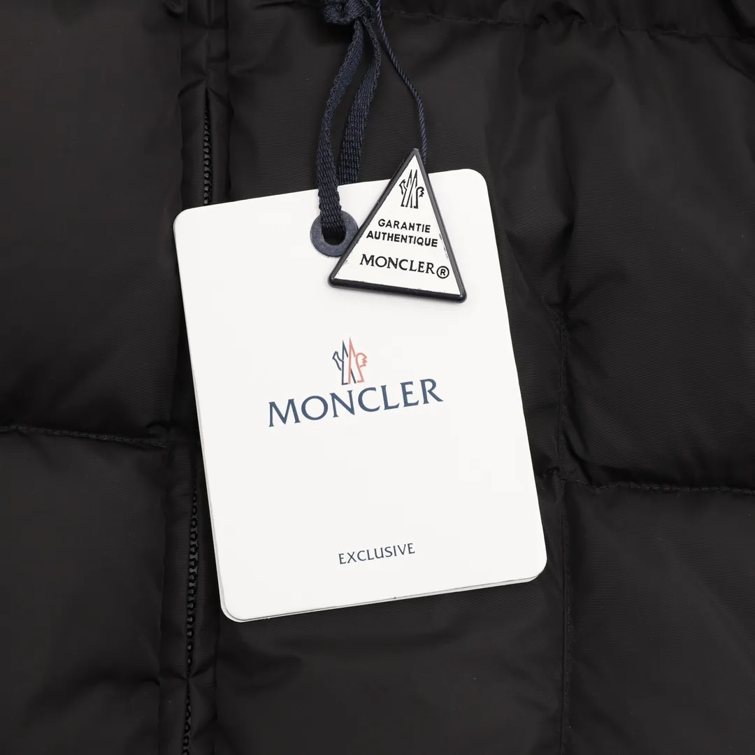 P1220 Moncler Avoce short women's down jacket. ⚠️ Correct cut version, the upper body becomes an ant waist in seconds. Fully three-dimensional cutting. It is different from the random flat cutting styles on the market. The barcode model number is complete and consistent with the official website. The tag has built-in NFC electronic sensor anti-counterfeiting. The factory comes standard with a full set of counter gift box packaging 🎁 The Avoce short down jacket is made of nylon fabric and is a daily design item for women. The Avoce short down jacket is dynamic and elegant, emphasizing the aesthetic style of Moncler's women's collection. Functional nylon fabric provides protection, while a lightweight longue saison lining, adjustable hood and zippered pockets enhance utility. Details •Made from nylon •Longue saison lining •Down filled •Adjustable hood •Zip closure •Zip suit pocket •Elastic waistband with contoured logo buckle •Logo patch size: 1-4