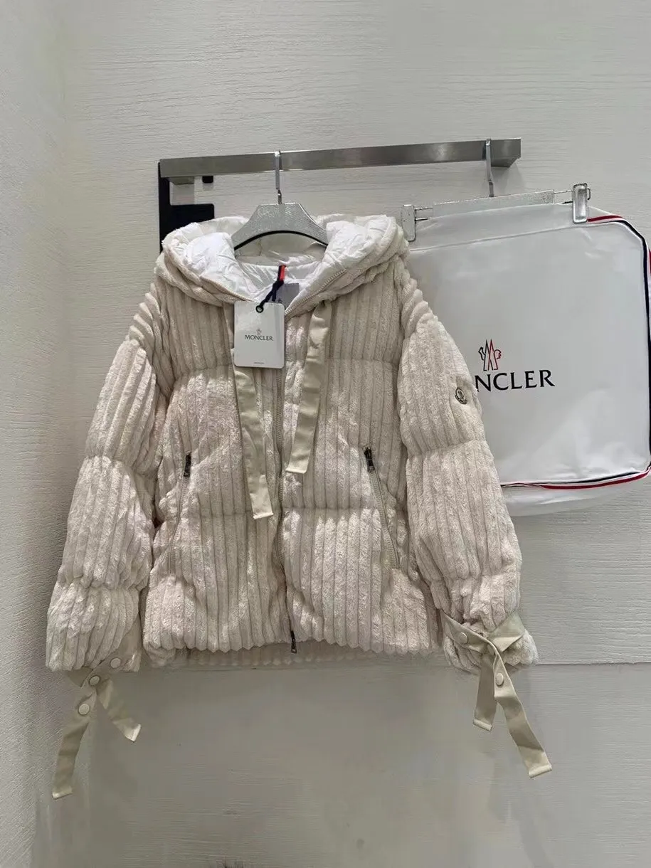 P940 Moncler 00 0 1 is made of imported thick striped corduroy fabric. The surface of the fabric is dense and soft, which is different from the previous ordinary corduroy fabrics. It is super warm to the touch and the plush feeling is so comfortable! The glossy high-end color will make you fall in love with it at first glance, and it will not be dull and monotonous. ▪️ High-density lining of the same color and super European standard 90% velvet filling completely eliminate the phenomenon of velvet running, and you can't be picky about the warmth, warmth and breathability! ▪️OS has a loose and short silhouette, a detachable hooded stand-up collar design, elastic cuffs and drawstring waist details at the hem, which can protect you from bad weather. The upper body is not only warm but also looks super good-looking!
