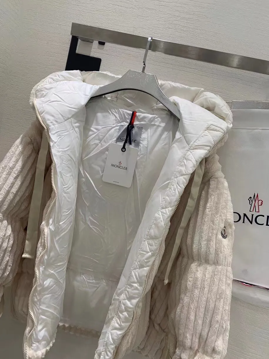 P940 Moncler 00 0 1 is made of imported thick striped corduroy fabric. The surface of the fabric is dense and soft, which is different from the previous ordinary corduroy fabrics. It is super warm to the touch and the plush feeling is so comfortable! The glossy high-end color will make you fall in love with it at first glance, and it will not be dull and monotonous. ▪️ High-density lining of the same color and super European standard 90% velvet filling completely eliminate the phenomenon of velvet running, and you can't be picky about the warmth, warmth and breathability! ▪️OS has a loose and short silhouette, a detachable hooded stand-up collar design, elastic cuffs and drawstring waist details at the hem, which can protect you from bad weather. The upper body is not only warm but also looks super good-looking!