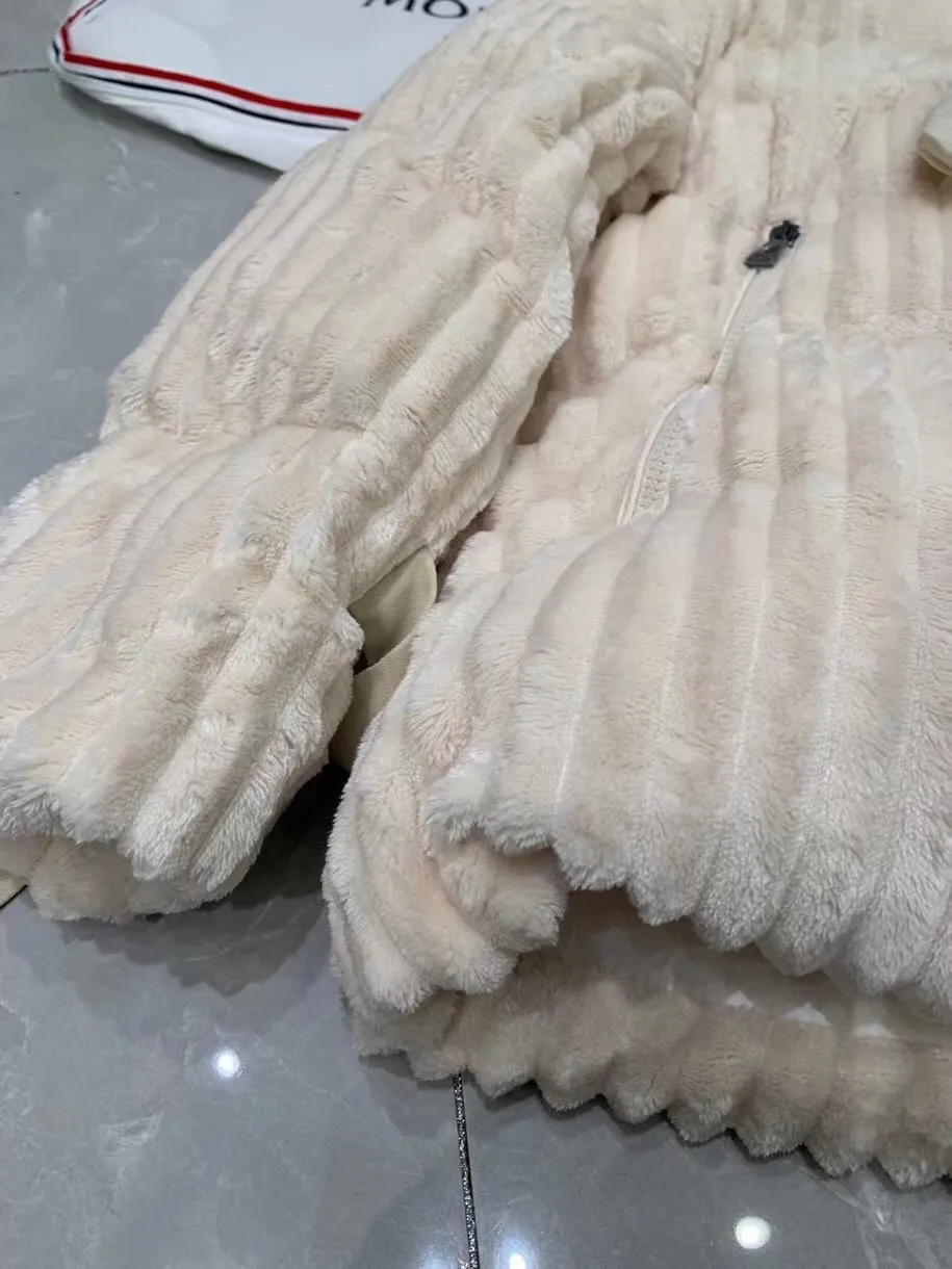 P940 Moncler 00 0 1 is made of imported thick striped corduroy fabric. The surface of the fabric is dense and soft, which is different from the previous ordinary corduroy fabrics. It is super warm to the touch and the plush feeling is so comfortable! The glossy high-end color will make you fall in love with it at first glance, and it will not be dull and monotonous. ▪️ High-density lining of the same color and super European standard 90% velvet filling completely eliminate the phenomenon of velvet running, and you can't be picky about the warmth, warmth and breathability! ▪️OS has a loose and short silhouette, a detachable hooded stand-up collar design, elastic cuffs and drawstring waist details at the hem, which can protect you from bad weather. The upper body is not only warm but also looks super good-looking!