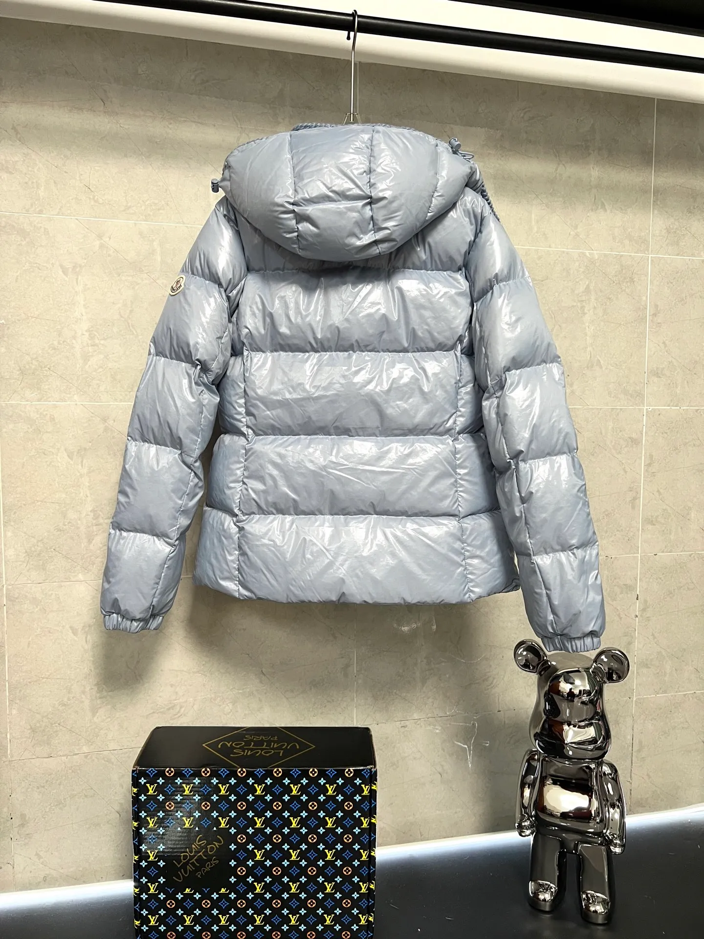 P900 Moncler Mouth GLAREINS Small Waist Hooded Floral Trimmed Small Waist Small Pocket Down Jacket The upgraded version of the small waist UP!! It is still a super slim waist style, with no-wash imitation wax leather fabric, and the brim collar and placket are matched with the same color twist braid design, which is full of elegance and suitable for various exquisite styles. A full set of hardware accessories, customized color matching snap buttons and sliders, 90 velvet filling. White Moonlight among the hottest items! Color: Black White Blue Red Size: 0123