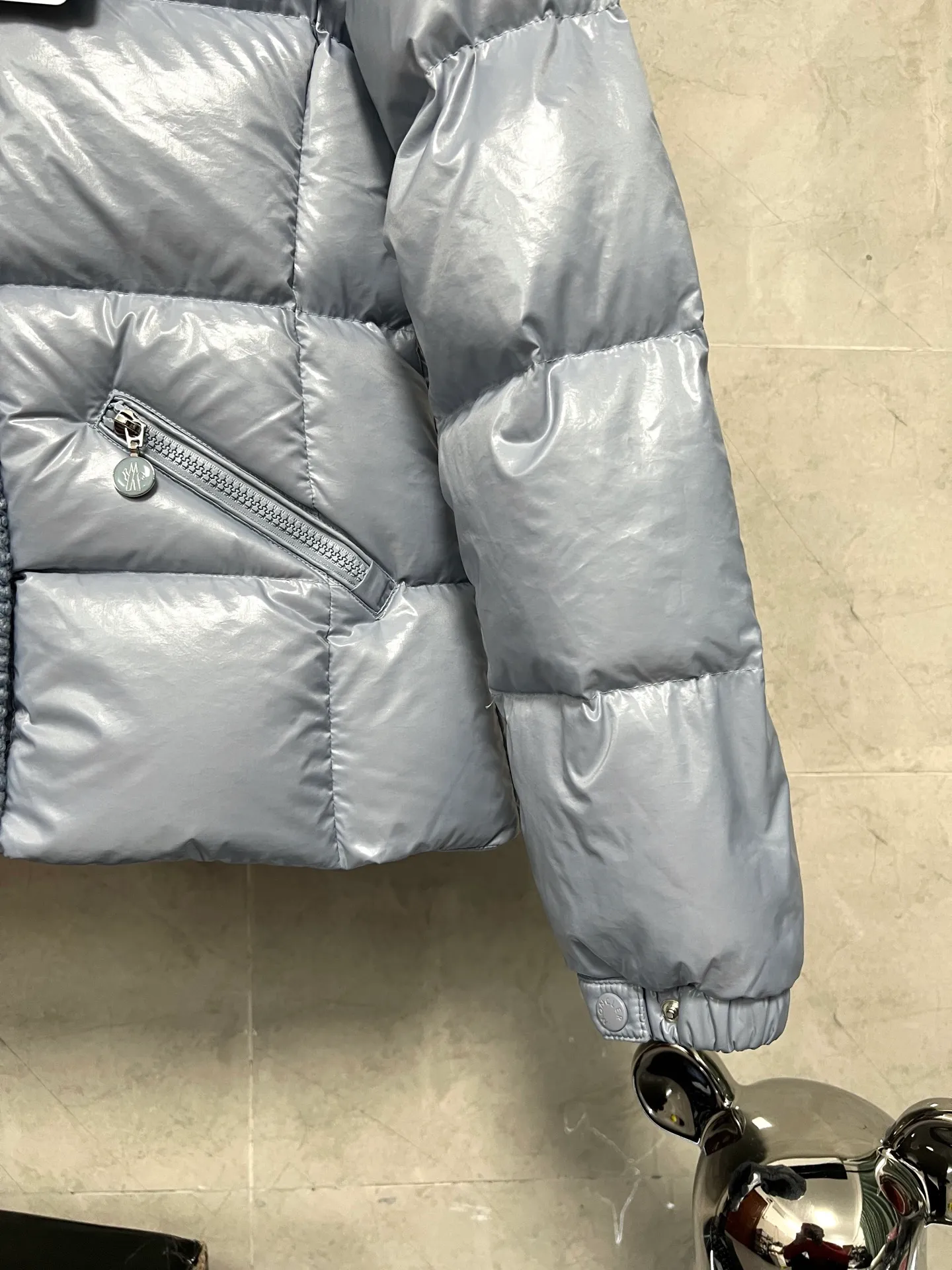 P900 Moncler Mouth GLAREINS Small Waist Hooded Floral Trimmed Small Waist Small Pocket Down Jacket The upgraded version of the small waist UP!! It is still a super slim waist style, with no-wash imitation wax leather fabric, and the brim collar and placket are matched with the same color twist braid design, which is full of elegance and suitable for various exquisite styles. A full set of hardware accessories, customized color matching snap buttons and sliders, 90 velvet filling. White Moonlight among the hottest items! Color: Black White Blue Red Size: 0123
