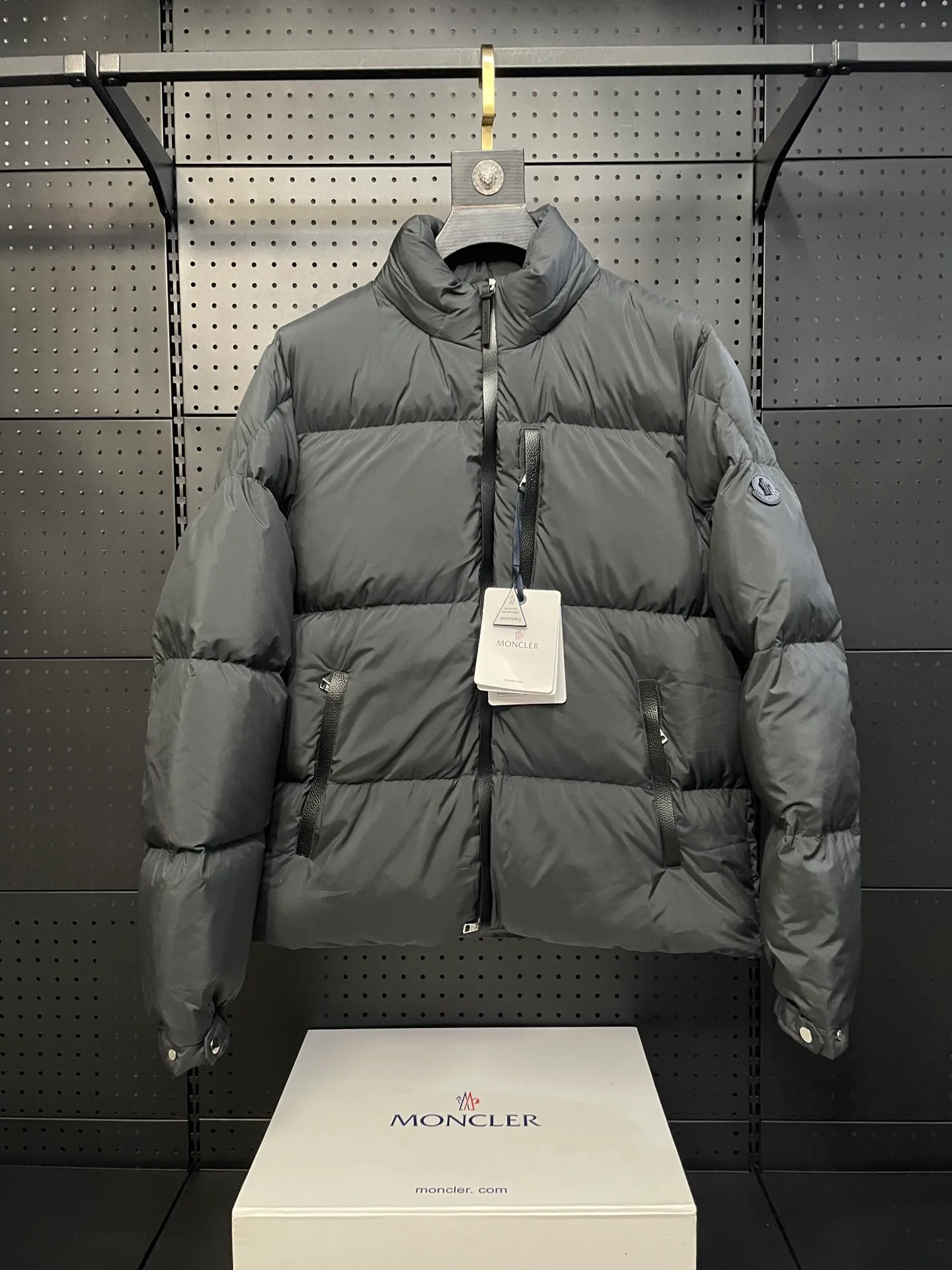 P860 Moncler's new besbre zipper stand-collar down jacket has a new fashionable stand-collar down jacket for autumn and winter. The overall design is simple and beautiful, and it is also very versatile and suitable for any occasion. Paired with a sweatshirt inside, it is fashionable, age-reducing and warm. The body is decorated with leather zipper design pockets, which is fashionable and high-end. The sleeve arms are embellished with the brand's iconic logo, which not only highlights the brand's charm, but also has a high degree of recognition. The luxurious and low-key design is simply great! Powerful functionality brings warmth to the cold winter, is windproof and waterproof, and is filled with 90% velvet content, making you feel warm even on sub-zero nights. Color: Khaki Black Size: 1 2 3 4 5