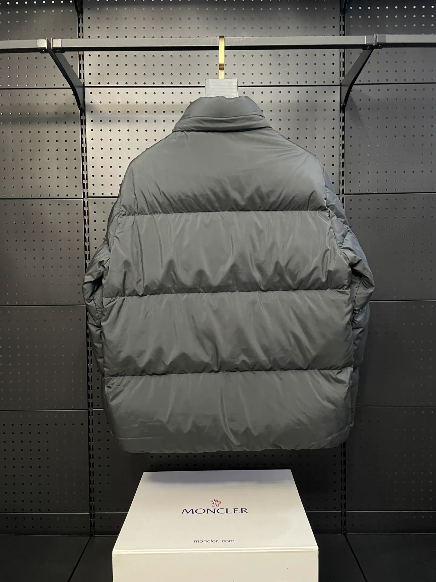 P860 Moncler's new besbre zipper stand-collar down jacket has a new fashionable stand-collar down jacket for autumn and winter. The overall design is simple and beautiful, and it is also very versatile and suitable for any occasion. Paired with a sweatshirt inside, it is fashionable, age-reducing and warm. The body is decorated with leather zipper design pockets, which is fashionable and high-end. The sleeve arms are embellished with the brand's iconic logo, which not only highlights the brand's charm, but also has a high degree of recognition. The luxurious and low-key design is simply great! Powerful functionality brings warmth to the cold winter, is windproof and waterproof, and is filled with 90% velvet content, making you feel warm even on sub-zero nights. Color: Khaki Black Size: 1 2 3 4 5