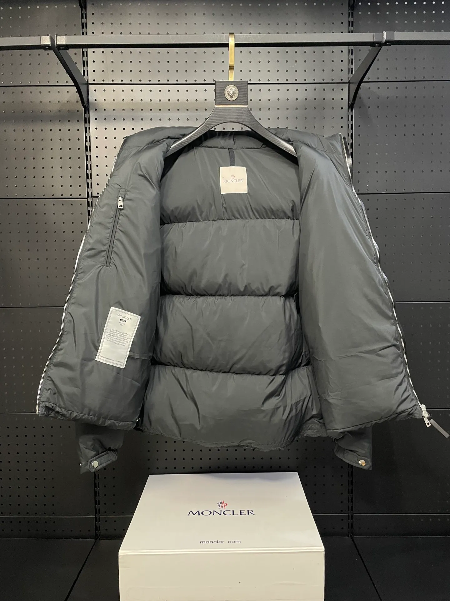 P860 Moncler's new besbre zipper stand-collar down jacket has a new fashionable stand-collar down jacket for autumn and winter. The overall design is simple and beautiful, and it is also very versatile and suitable for any occasion. Paired with a sweatshirt inside, it is fashionable, age-reducing and warm. The body is decorated with leather zipper design pockets, which is fashionable and high-end. The sleeve arms are embellished with the brand's iconic logo, which not only highlights the brand's charm, but also has a high degree of recognition. The luxurious and low-key design is simply great! Powerful functionality brings warmth to the cold winter, is windproof and waterproof, and is filled with 90% velvet content, making you feel warm even on sub-zero nights. Color: Khaki Black Size: 1 2 3 4 5