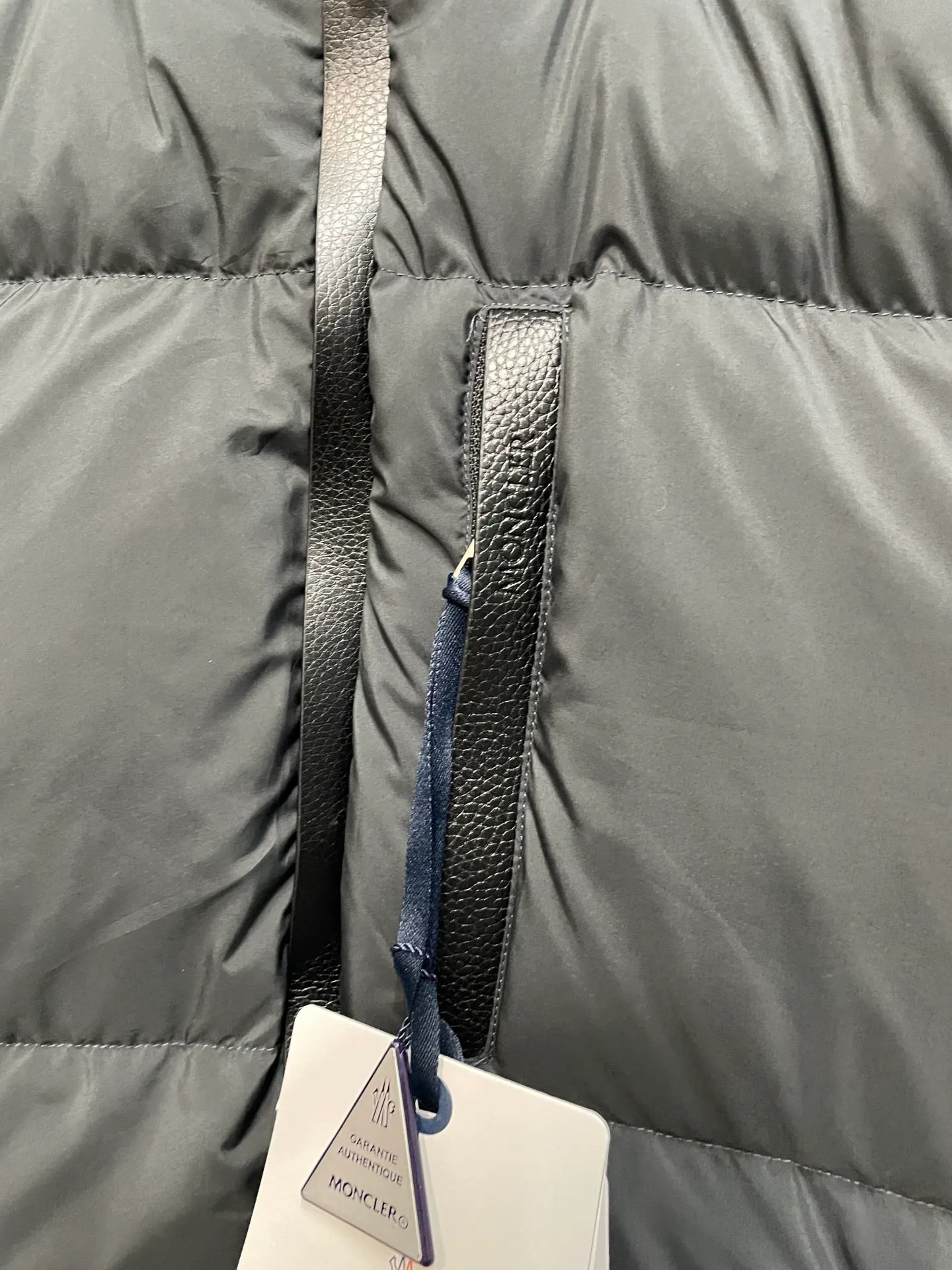 P860 Moncler's new besbre zipper stand-collar down jacket has a new fashionable stand-collar down jacket for autumn and winter. The overall design is simple and beautiful, and it is also very versatile and suitable for any occasion. Paired with a sweatshirt inside, it is fashionable, age-reducing and warm. The body is decorated with leather zipper design pockets, which is fashionable and high-end. The sleeve arms are embellished with the brand's iconic logo, which not only highlights the brand's charm, but also has a high degree of recognition. The luxurious and low-key design is simply great! Powerful functionality brings warmth to the cold winter, is windproof and waterproof, and is filled with 90% velvet content, making you feel warm even on sub-zero nights. Color: Khaki Black Size: 1 2 3 4 5