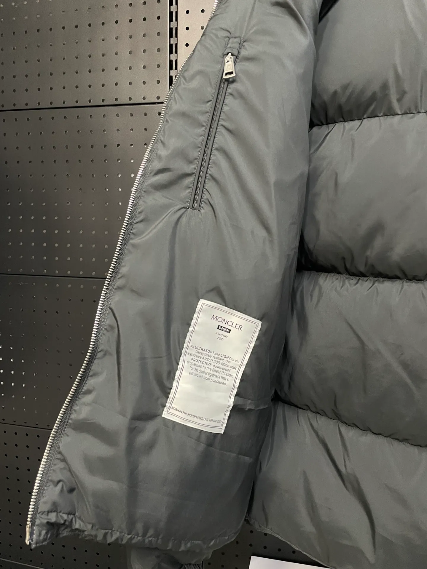 P860 Moncler's new besbre zipper stand-collar down jacket has a new fashionable stand-collar down jacket for autumn and winter. The overall design is simple and beautiful, and it is also very versatile and suitable for any occasion. Paired with a sweatshirt inside, it is fashionable, age-reducing and warm. The body is decorated with leather zipper design pockets, which is fashionable and high-end. The sleeve arms are embellished with the brand's iconic logo, which not only highlights the brand's charm, but also has a high degree of recognition. The luxurious and low-key design is simply great! Powerful functionality brings warmth to the cold winter, is windproof and waterproof, and is filled with 90% velvet content, making you feel warm even on sub-zero nights. Color: Khaki Black Size: 1 2 3 4 5