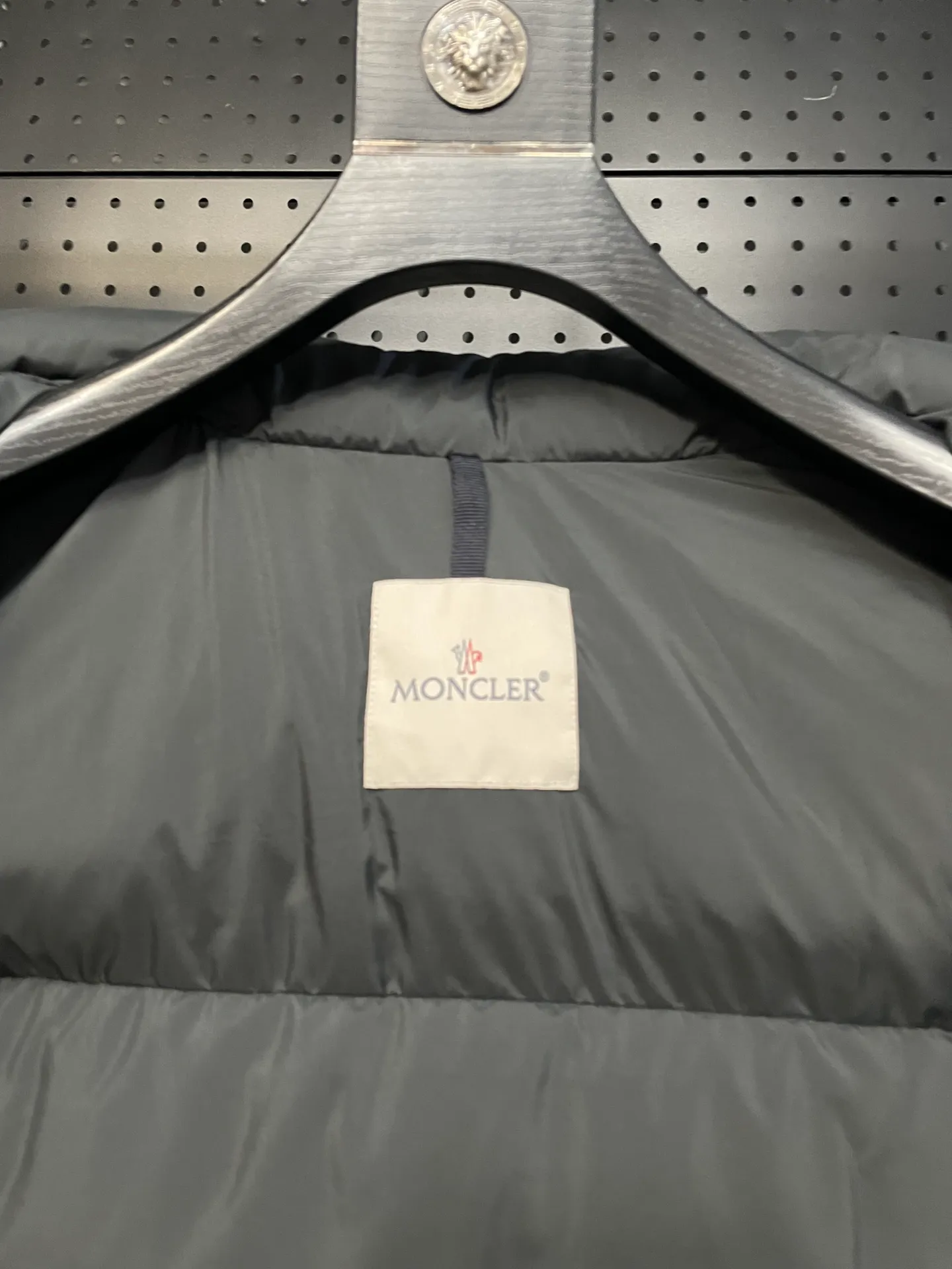P860 Moncler's new besbre zipper stand-collar down jacket has a new fashionable stand-collar down jacket for autumn and winter. The overall design is simple and beautiful, and it is also very versatile and suitable for any occasion. Paired with a sweatshirt inside, it is fashionable, age-reducing and warm. The body is decorated with leather zipper design pockets, which is fashionable and high-end. The sleeve arms are embellished with the brand's iconic logo, which not only highlights the brand's charm, but also has a high degree of recognition. The luxurious and low-key design is simply great! Powerful functionality brings warmth to the cold winter, is windproof and waterproof, and is filled with 90% velvet content, making you feel warm even on sub-zero nights. Color: Khaki Black Size: 1 2 3 4 5