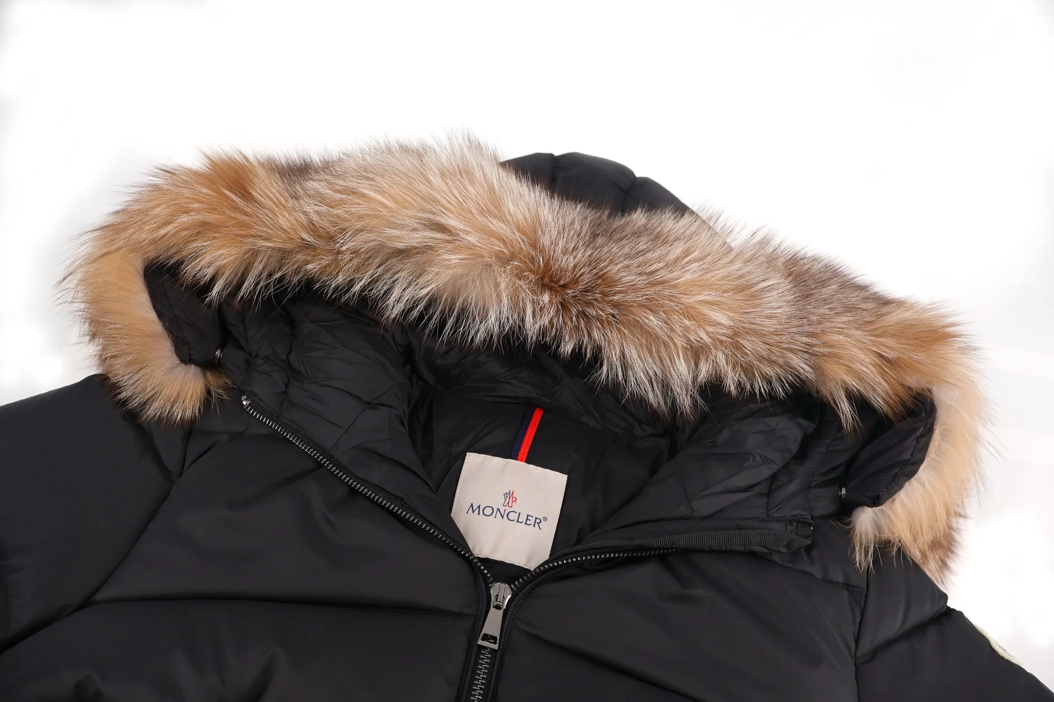 P1210 Moncler boed fox fur collar waisted women's down jacket (black) is made of customized lightweight waterproof breathable 100% polyester fabric. Filled with RDS-certified 90% high-loft white duck down, the down filling volume is about 300G, and the fill power is as high as 800+ 5A standard warmth level! The logo is made of wool yarn and then processed with imported Tajima machine three-dimensional embroidery process, which is extremely tight and has perfect details. The entire set of excipients is independently developed, and every small detail is perfectly presented. (Ps: The fur collar is removable!) Size:1-2-3-4