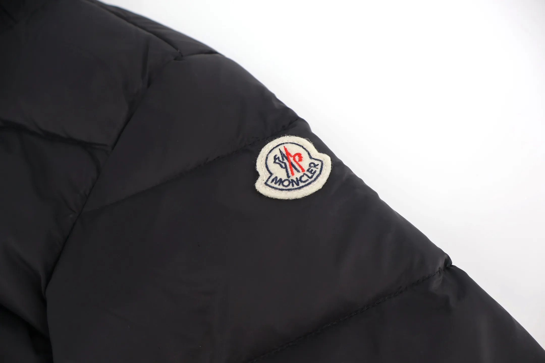 P1210 Moncler boed fox fur collar waisted women's down jacket (black) is made of customized lightweight waterproof breathable 100% polyester fabric. Filled with RDS-certified 90% high-loft white duck down, the down filling volume is about 300G, and the fill power is as high as 800+ 5A standard warmth level! The logo is made of wool yarn and then processed with imported Tajima machine three-dimensional embroidery process, which is extremely tight and has perfect details. The entire set of excipients is independently developed, and every small detail is perfectly presented. (Ps: The fur collar is removable!) Size:1-2-3-4