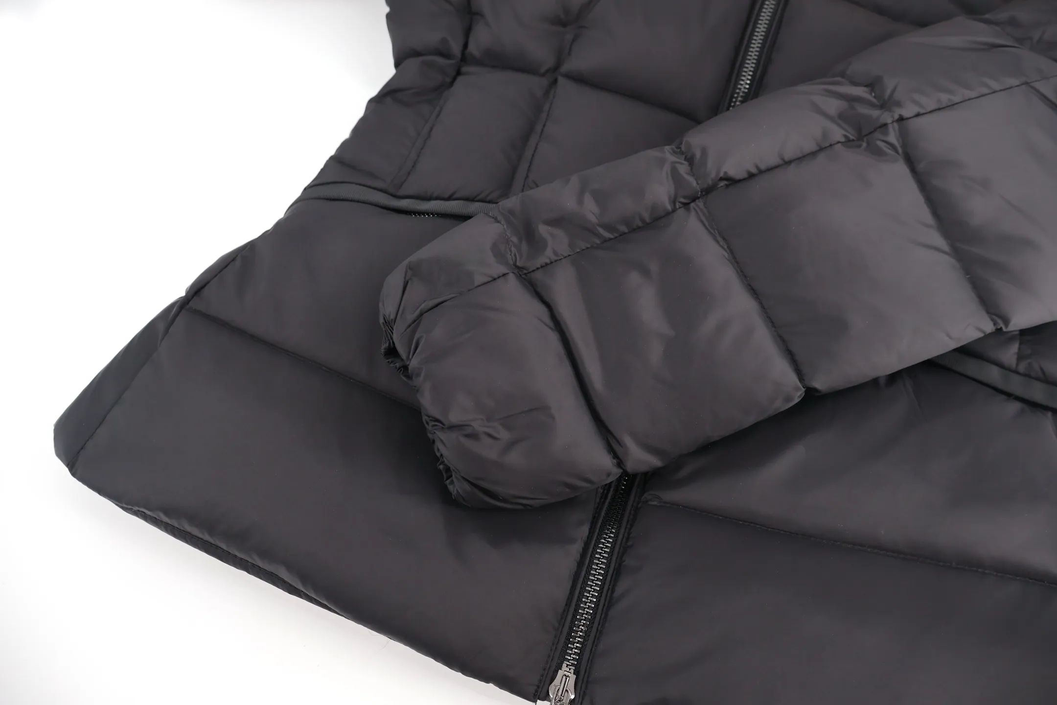 P1210 Moncler boed fox fur collar waisted women's down jacket (black) is made of customized lightweight waterproof breathable 100% polyester fabric. Filled with RDS-certified 90% high-loft white duck down, the down filling volume is about 300G, and the fill power is as high as 800+ 5A standard warmth level! The logo is made of wool yarn and then processed with imported Tajima machine three-dimensional embroidery process, which is extremely tight and has perfect details. The entire set of excipients is independently developed, and every small detail is perfectly presented. (Ps: The fur collar is removable!) Size:1-2-3-4