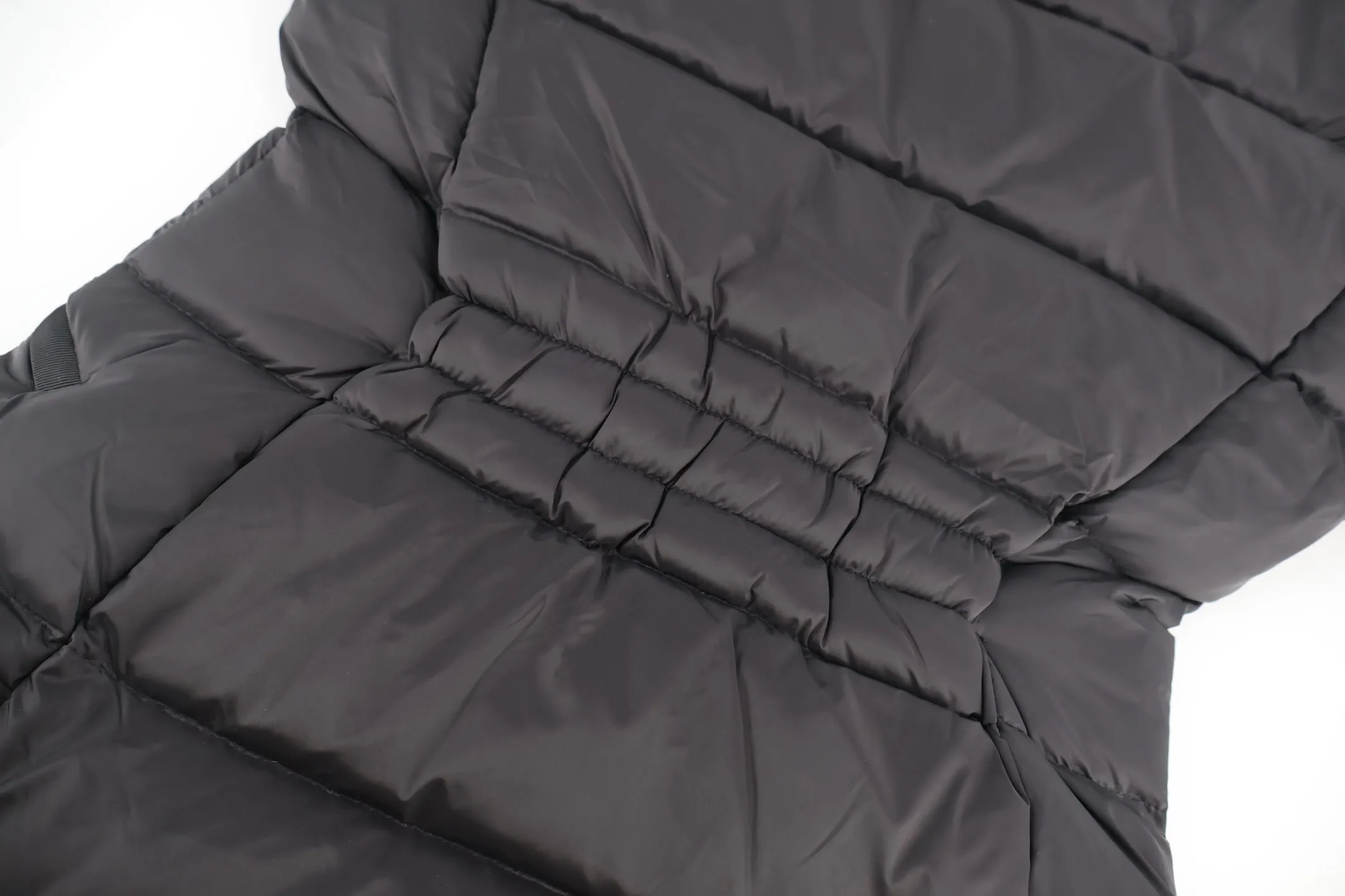 P1210 Moncler boed fox fur collar waisted women's down jacket (black) is made of customized lightweight waterproof breathable 100% polyester fabric. Filled with RDS-certified 90% high-loft white duck down, the down filling volume is about 300G, and the fill power is as high as 800+ 5A standard warmth level! The logo is made of wool yarn and then processed with imported Tajima machine three-dimensional embroidery process, which is extremely tight and has perfect details. The entire set of excipients is independently developed, and every small detail is perfectly presented. (Ps: The fur collar is removable!) Size:1-2-3-4