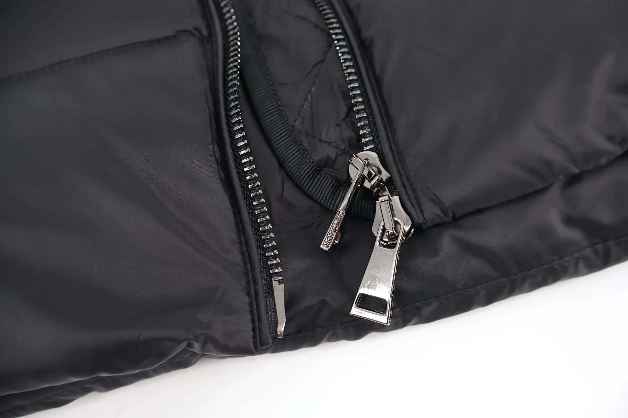 P1210 Moncler boed fox fur collar waisted women's down jacket (black) is made of customized lightweight waterproof breathable 100% polyester fabric. Filled with RDS-certified 90% high-loft white duck down, the down filling volume is about 300G, and the fill power is as high as 800+ 5A standard warmth level! The logo is made of wool yarn and then processed with imported Tajima machine three-dimensional embroidery process, which is extremely tight and has perfect details. The entire set of excipients is independently developed, and every small detail is perfectly presented. (Ps: The fur collar is removable!) Size:1-2-3-4