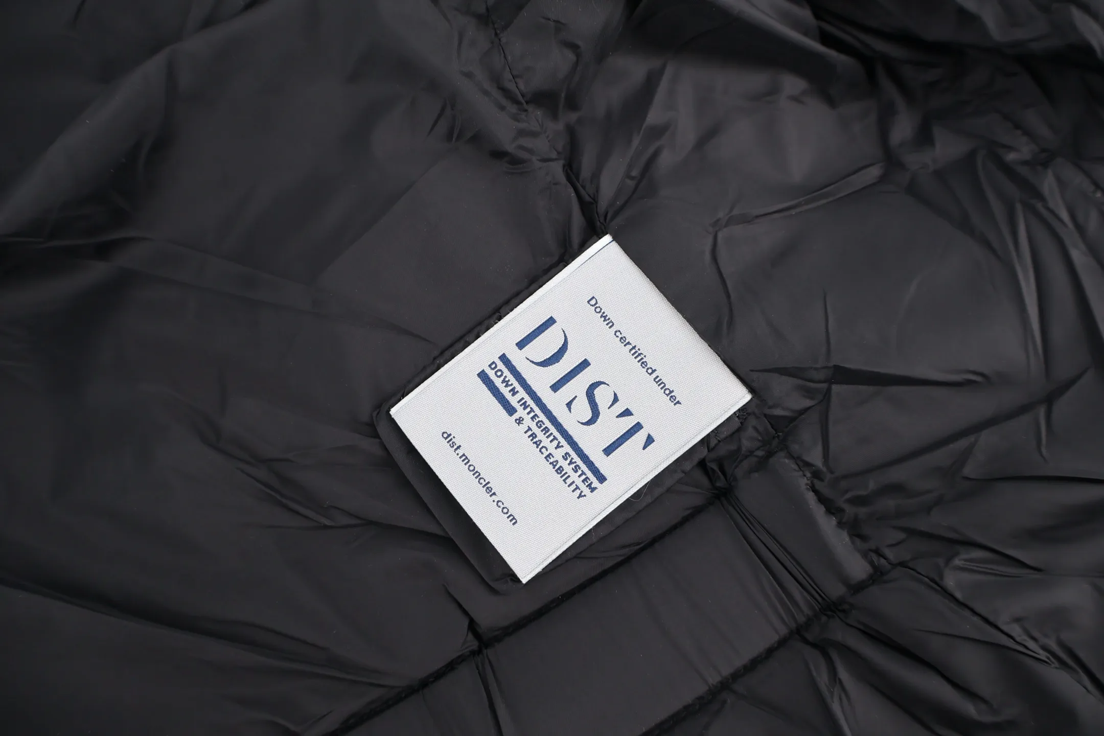 P1210 Moncler boed fox fur collar waisted women's down jacket (black) is made of customized lightweight waterproof breathable 100% polyester fabric. Filled with RDS-certified 90% high-loft white duck down, the down filling volume is about 300G, and the fill power is as high as 800+ 5A standard warmth level! The logo is made of wool yarn and then processed with imported Tajima machine three-dimensional embroidery process, which is extremely tight and has perfect details. The entire set of excipients is independently developed, and every small detail is perfectly presented. (Ps: The fur collar is removable!) Size:1-2-3-4