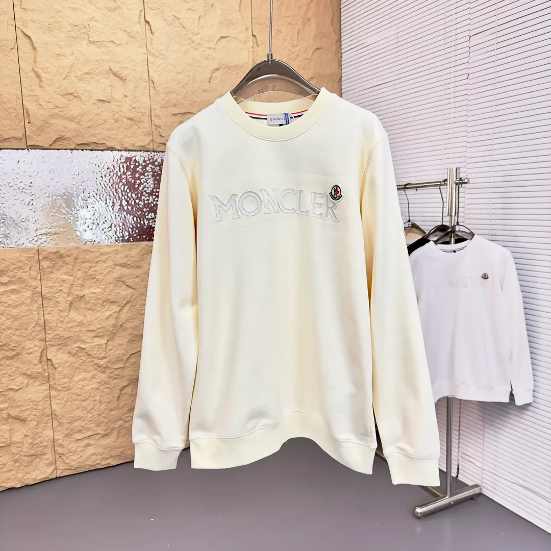 P280 Brand: Mengkou🤳𝐌𝐎𝐍𝐂𝐋𝐄𝐑 Fabric: ☑️Made of 440g double-strand pure cotton terry👕 Fabric: ☑️Thread with 1*1 double yarn thread. 🔜Comes with dyeing in the same tank. Craftsmanship: ☑️The embroidery uses 3D three-dimensional embroidery technology, 🇧🇫The original computer scan and print is restored 1:1. The pattern is clear and the needle count is dense. It is a rare high-end product on the market! 🇲🇩All three standards are complete! Size: ☑️S 〰️M 〰️L 〰️XL 〰️XXL