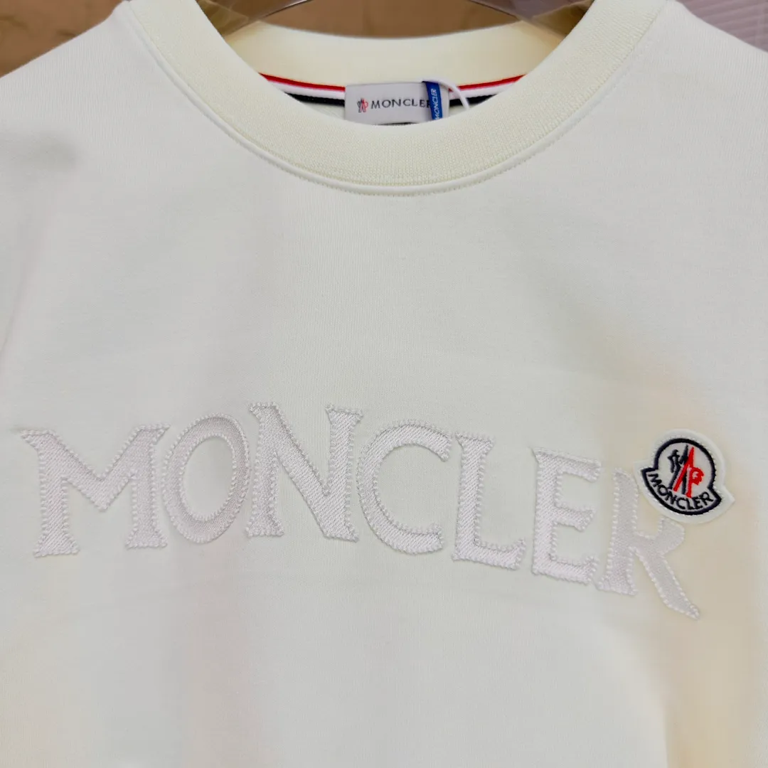 P280 Brand: Mengkou🤳𝐌𝐎𝐍𝐂𝐋𝐄𝐑 Fabric: ☑️Made of 440g double-strand pure cotton terry👕 Fabric: ☑️Thread with 1*1 double yarn thread. 🔜Comes with dyeing in the same tank. Craftsmanship: ☑️The embroidery uses 3D three-dimensional embroidery technology, 🇧🇫The original computer scan and print is restored 1:1. The pattern is clear and the needle count is dense. It is a rare high-end product on the market! 🇲🇩All three standards are complete! Size: ☑️S 〰️M 〰️L 〰️XL 〰️XXL