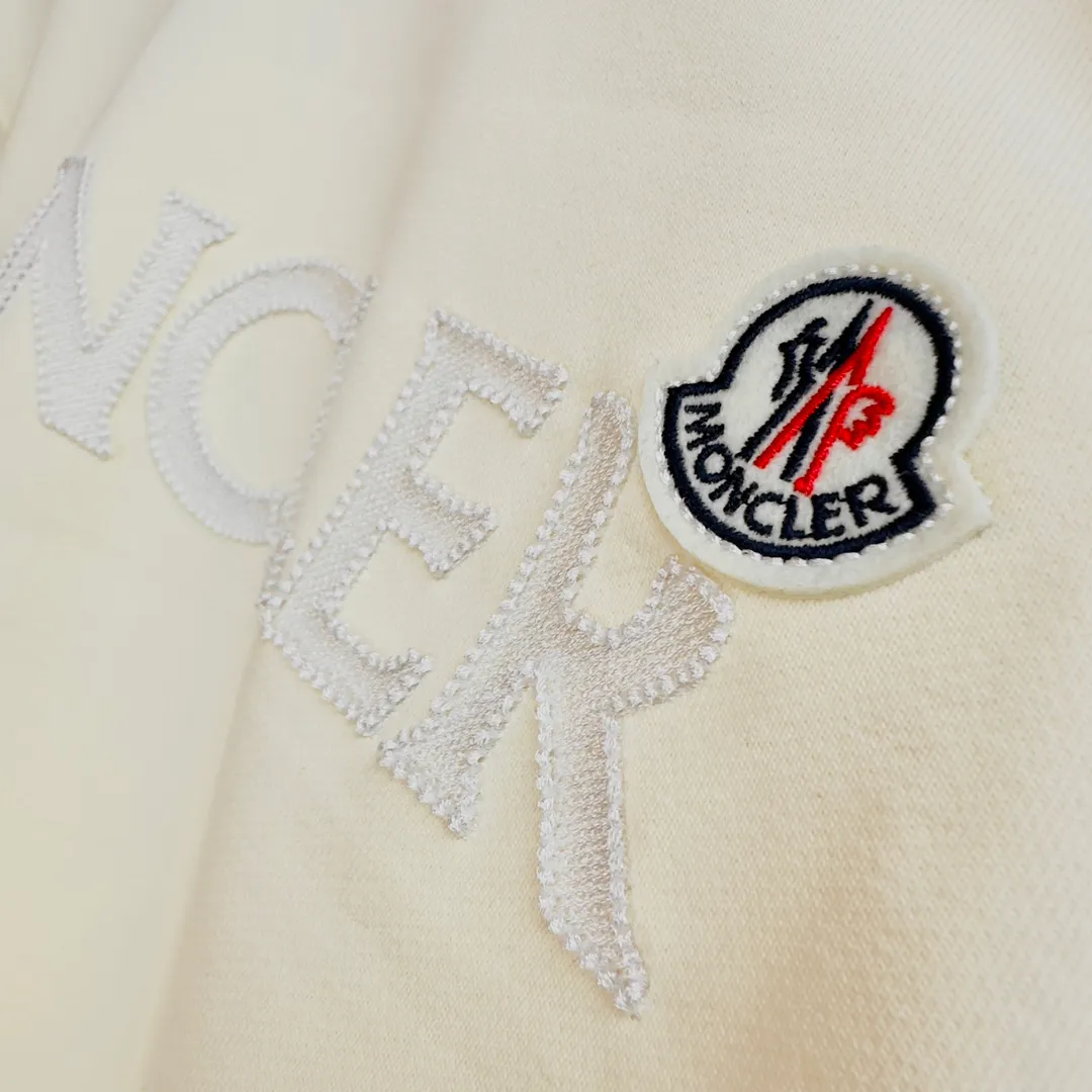 P280 Brand: Mengkou🤳𝐌𝐎𝐍𝐂𝐋𝐄𝐑 Fabric: ☑️Made of 440g double-strand pure cotton terry👕 Fabric: ☑️Thread with 1*1 double yarn thread. 🔜Comes with dyeing in the same tank. Craftsmanship: ☑️The embroidery uses 3D three-dimensional embroidery technology, 🇧🇫The original computer scan and print is restored 1:1. The pattern is clear and the needle count is dense. It is a rare high-end product on the market! 🇲🇩All three standards are complete! Size: ☑️S 〰️M 〰️L 〰️XL 〰️XXL