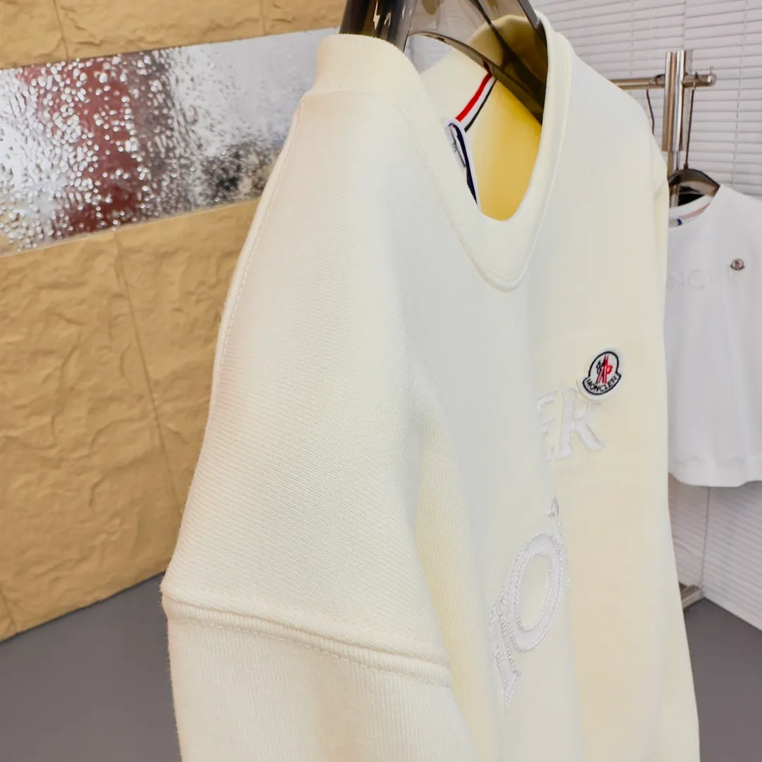 P280 Brand: Mengkou🤳𝐌𝐎𝐍𝐂𝐋𝐄𝐑 Fabric: ☑️Made of 440g double-strand pure cotton terry👕 Fabric: ☑️Thread with 1*1 double yarn thread. 🔜Comes with dyeing in the same tank. Craftsmanship: ☑️The embroidery uses 3D three-dimensional embroidery technology, 🇧🇫The original computer scan and print is restored 1:1. The pattern is clear and the needle count is dense. It is a rare high-end product on the market! 🇲🇩All three standards are complete! Size: ☑️S 〰️M 〰️L 〰️XL 〰️XXL