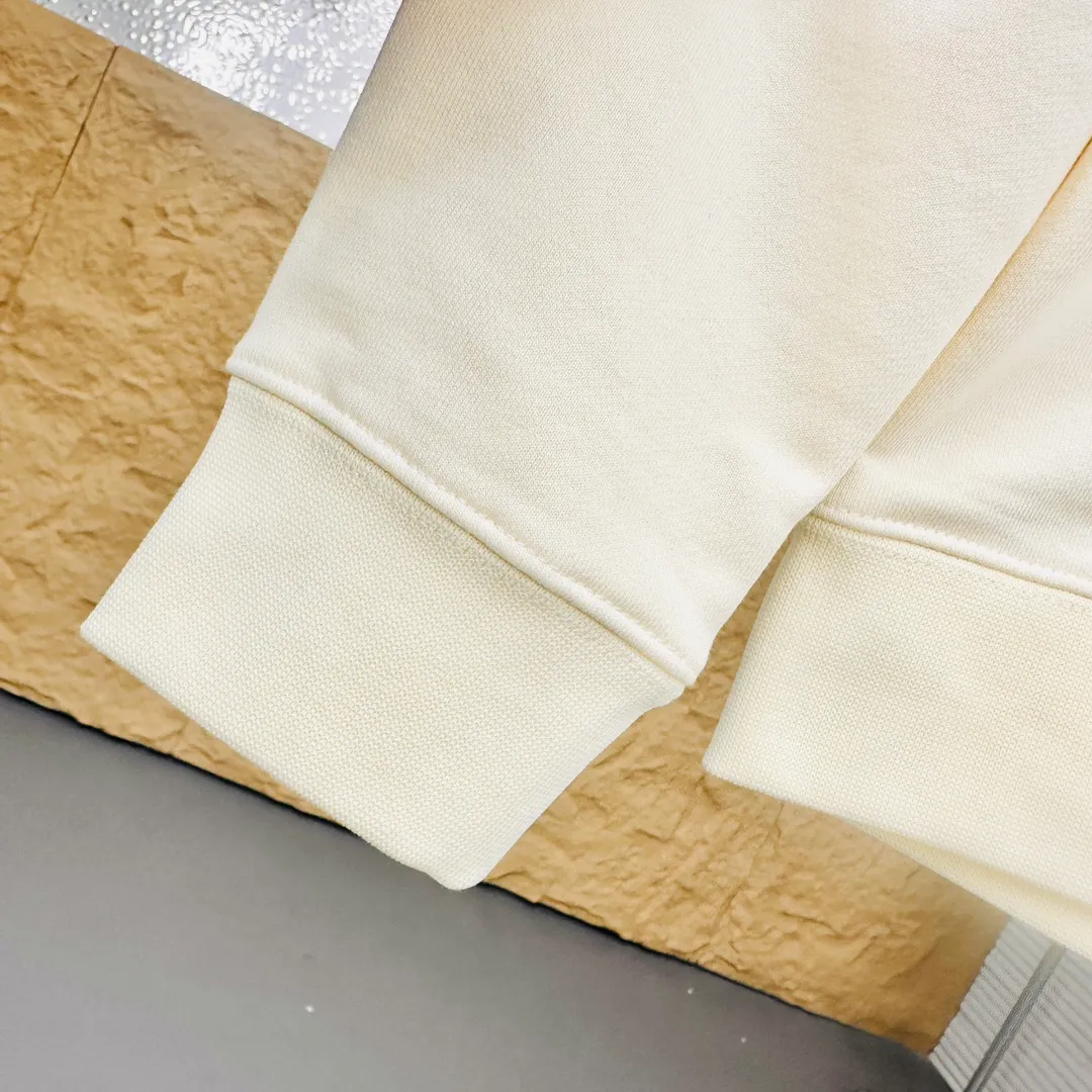 P280 Brand: Mengkou🤳𝐌𝐎𝐍𝐂𝐋𝐄𝐑 Fabric: ☑️Made of 440g double-strand pure cotton terry👕 Fabric: ☑️Thread with 1*1 double yarn thread. 🔜Comes with dyeing in the same tank. Craftsmanship: ☑️The embroidery uses 3D three-dimensional embroidery technology, 🇧🇫The original computer scan and print is restored 1:1. The pattern is clear and the needle count is dense. It is a rare high-end product on the market! 🇲🇩All three standards are complete! Size: ☑️S 〰️M 〰️L 〰️XL 〰️XXL
