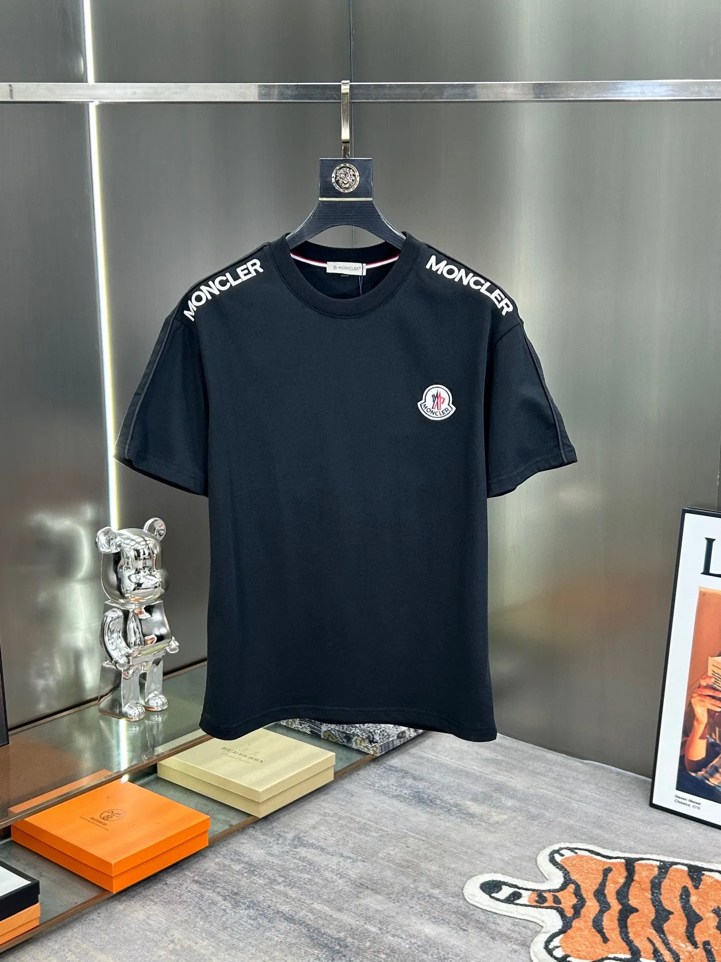 P560 Brand [MONCLER Mouth Covered] 2025 round neck short-sleeved shorts suit. The pure cotton fabric upper body will not be stuffy, the smooth and comfortable skin-friendly effect is more breathable, the fabric has its own texture, classic logo technology, a new interpretation from a unique angle, the first choice for fashion and versatility! Size: M-3XL (maximum wear: 190 pounds)