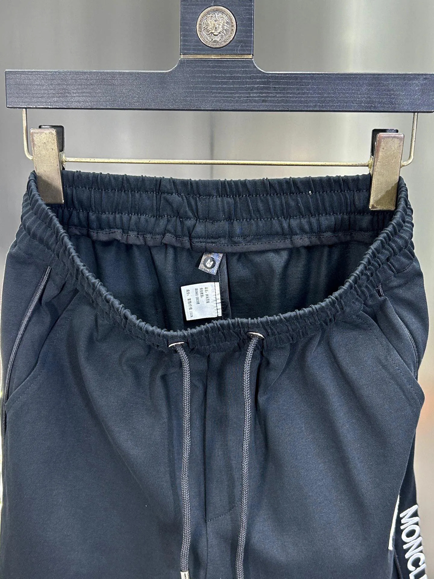 P560 Brand [MONCLER Mouth Covered] 2025 round neck short-sleeved shorts suit. The pure cotton fabric upper body will not be stuffy, the smooth and comfortable skin-friendly effect is more breathable, the fabric has its own texture, classic logo technology, a new interpretation from a unique angle, the first choice for fashion and versatility! Size: M-3XL (maximum wear: 190 pounds)