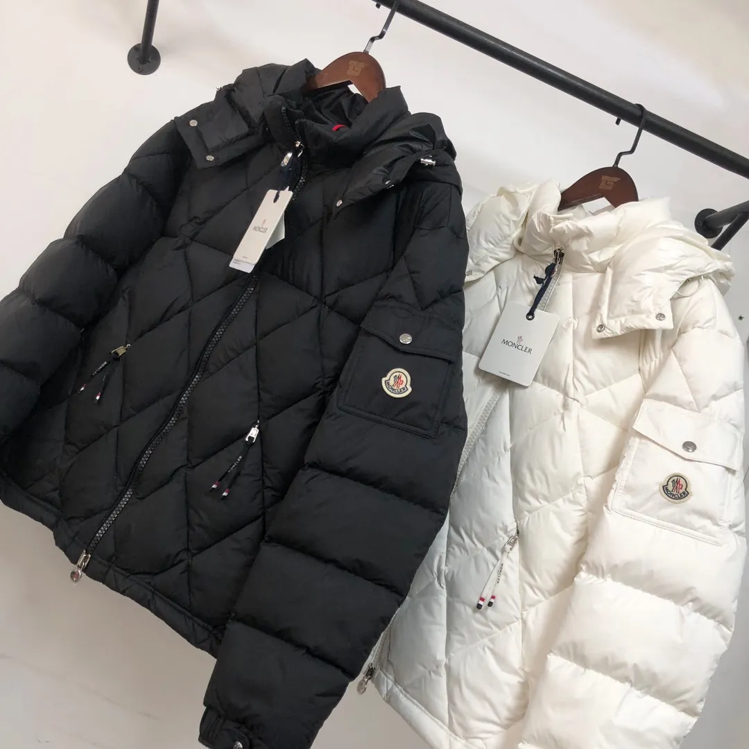 P880 🆕🆕🆕🔥Moncler Averole short men’s diamond check down jacket jacket! Premium duck down filling! Original factory matching hardware ~ The Averole men's short down jacket features an eye-catching stitching pattern that combines diamond quilted yoke and rectangular quilted body. complement each other. Made from stretch nylon and features a removable hood, pockets and two-way zip fly. Made of elastic nylon fabric, elastic nylon lining, detachable and adjustable hood with snap buttons and drawstring, diamond quilted yoke, snap button adjustment on the cuffs, sleeve arm flap pockets wool felt logo badge, highly recommended 🤩 Color: Black White Size: 1-2-3-4-5 (please state your height and weight when placing an order)